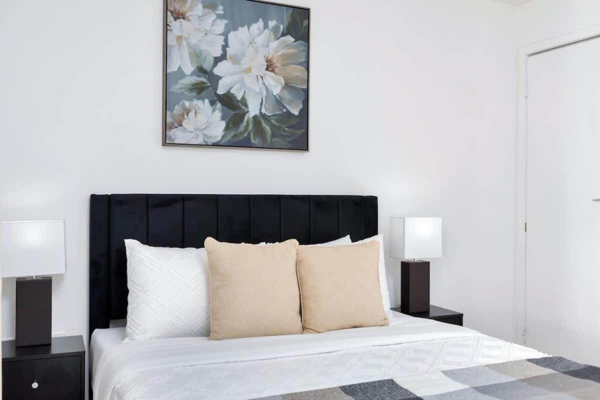 Bright In Prime Downtown Location Apartment