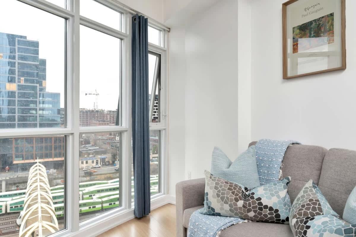 Bright In Prime Downtown Location Apartment *