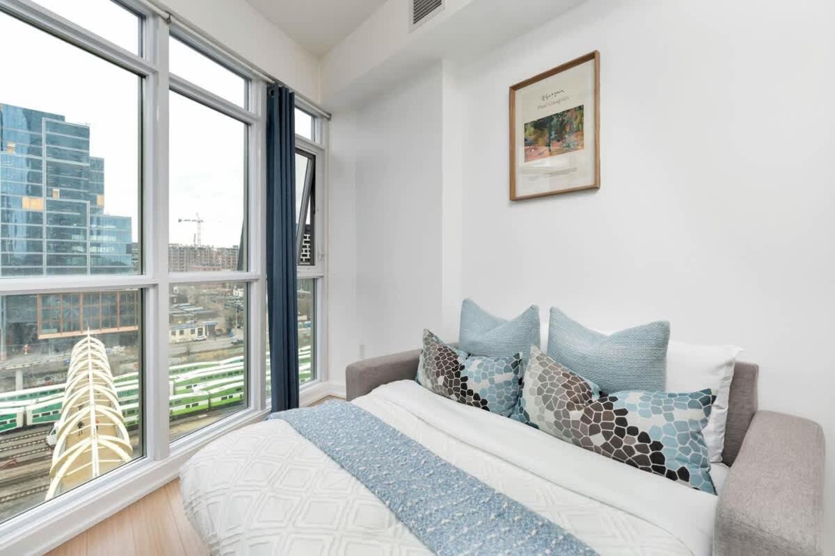 Apartment Bright In Prime Downtown Location Toronto