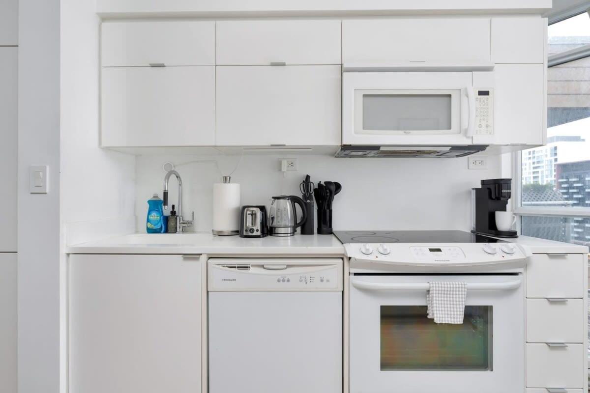 Bright In Prime Downtown Location Apartment *