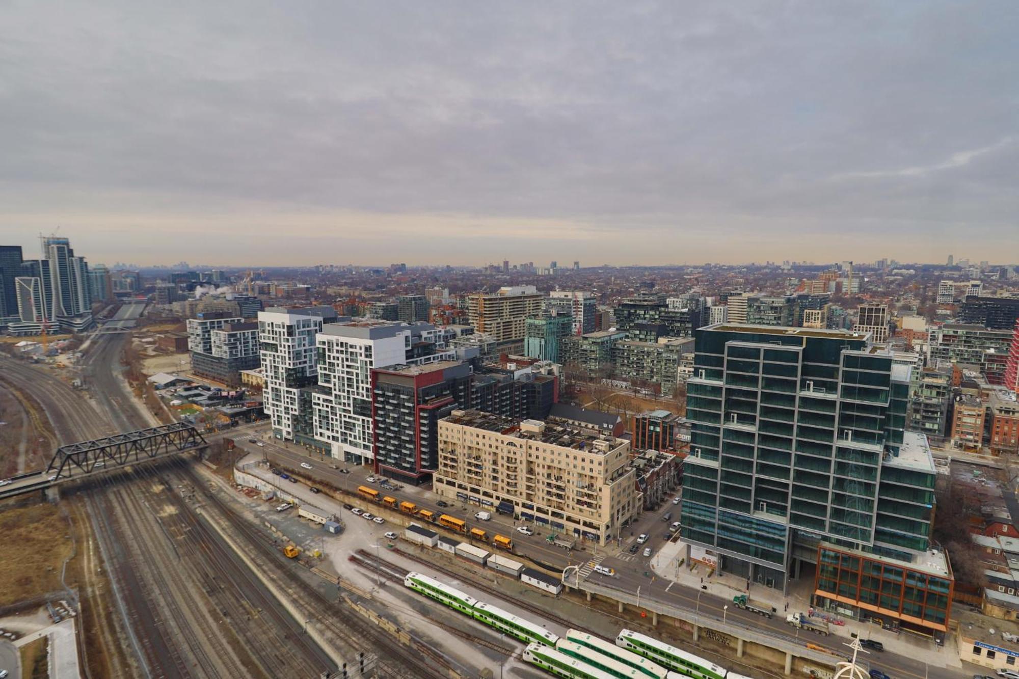 Downtown Oasis-luxury With Balcony & Free Parking Apartment