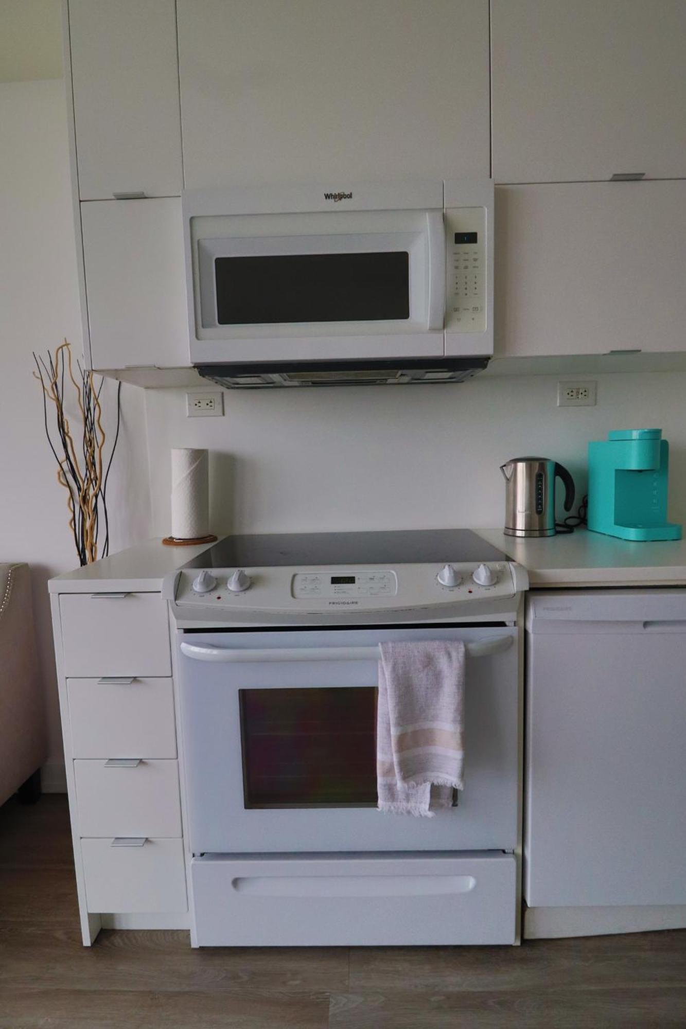 Apartment Downtown Oasis-luxury With Balcony & Free Parking *