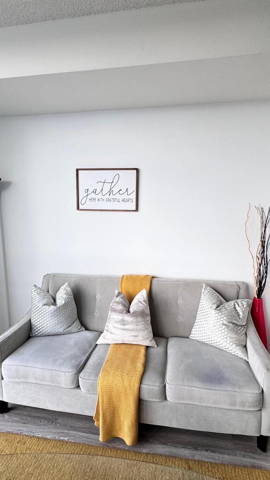 Downtown Oasis-luxury With Balcony & Free Parking Apartment *