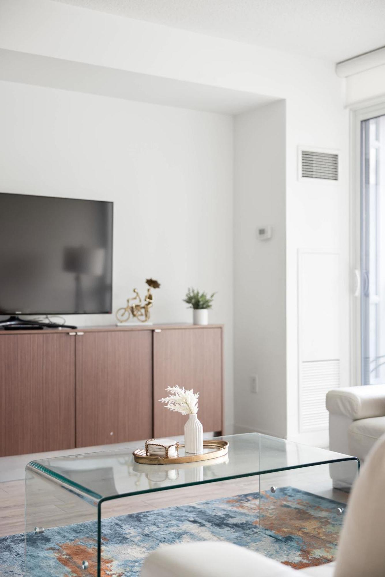 Elegant 3br W Parking In Toronto