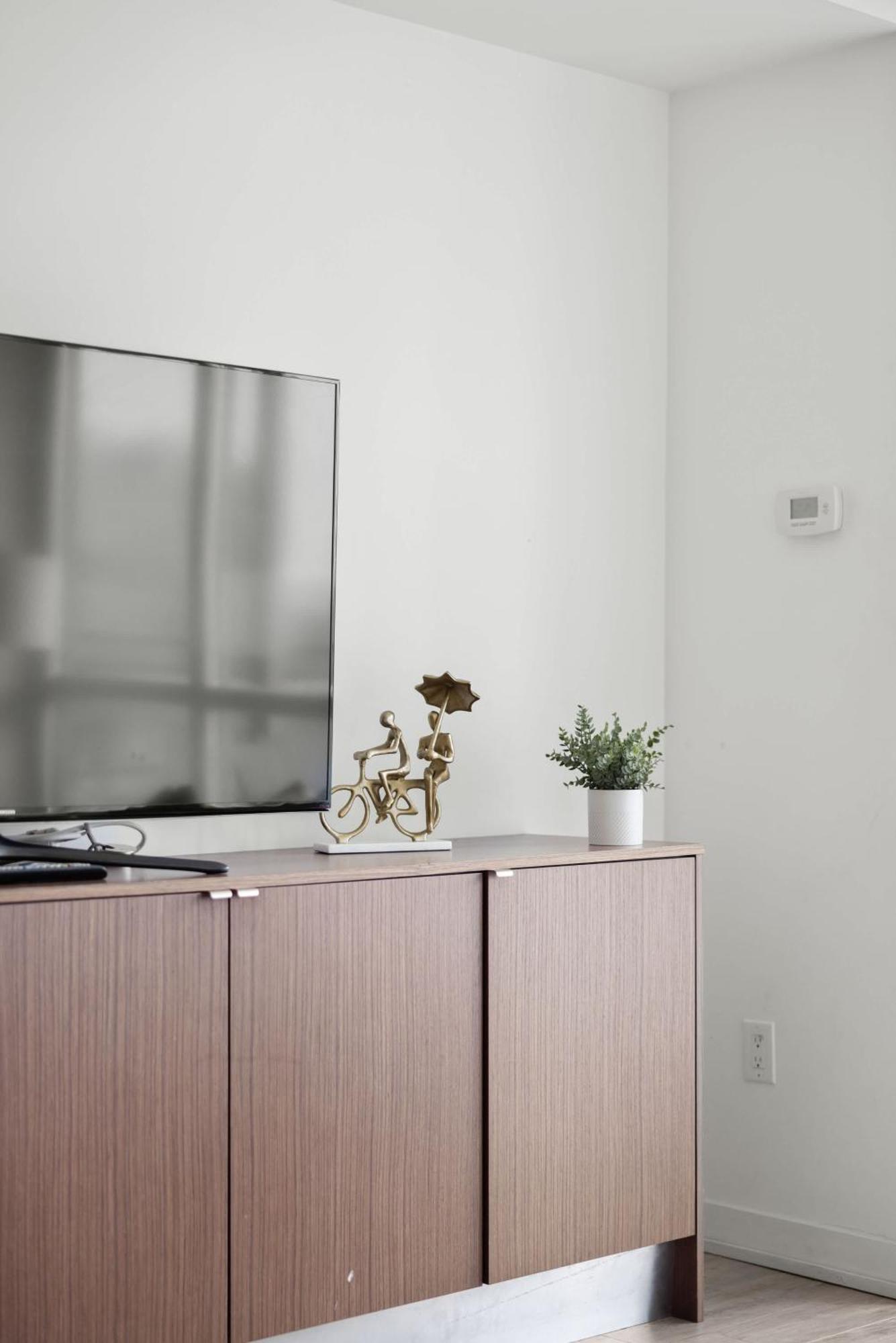 Elegant 3br W Parking In Apartment Toronto