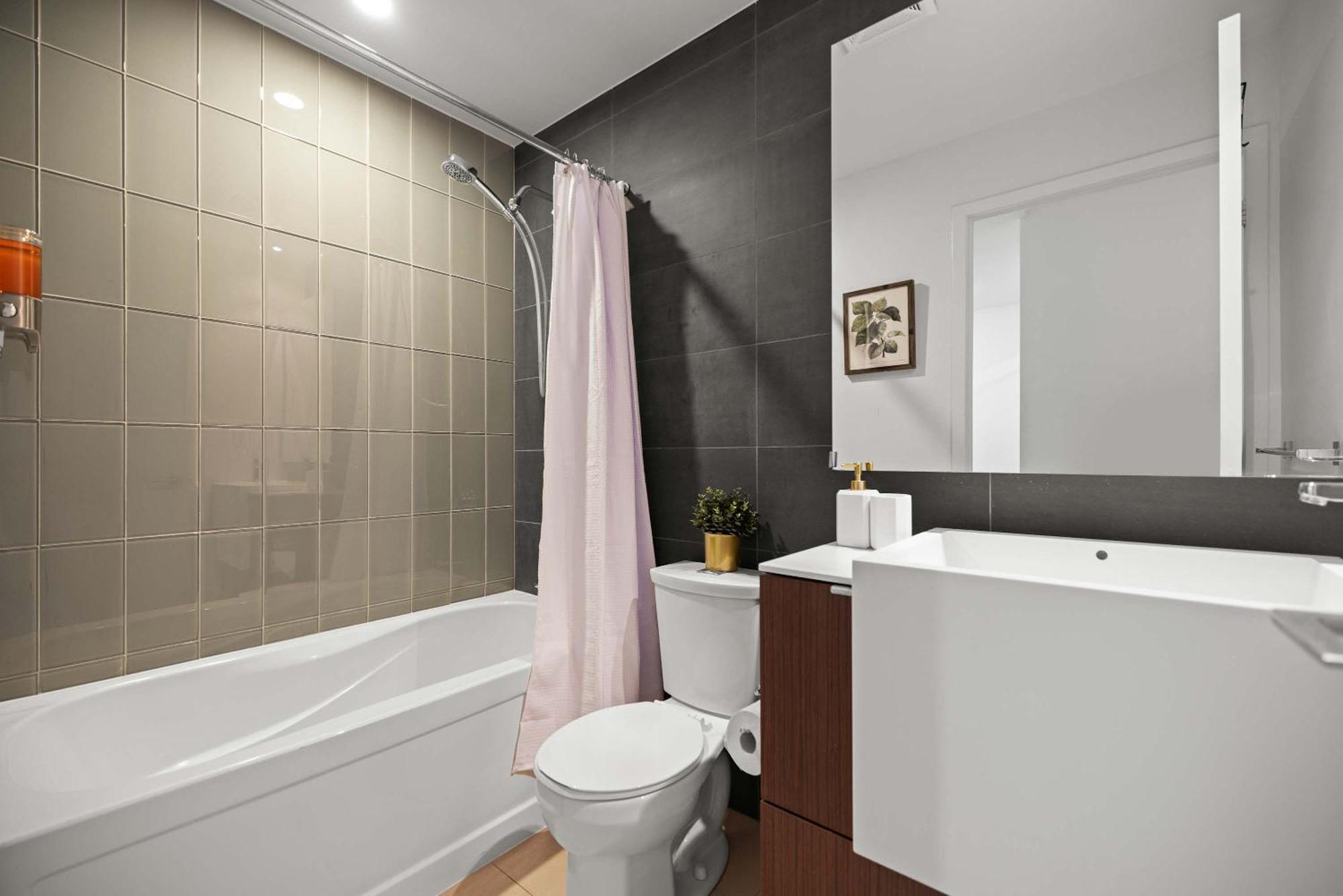 Elegant 3br W Parking In Apartment