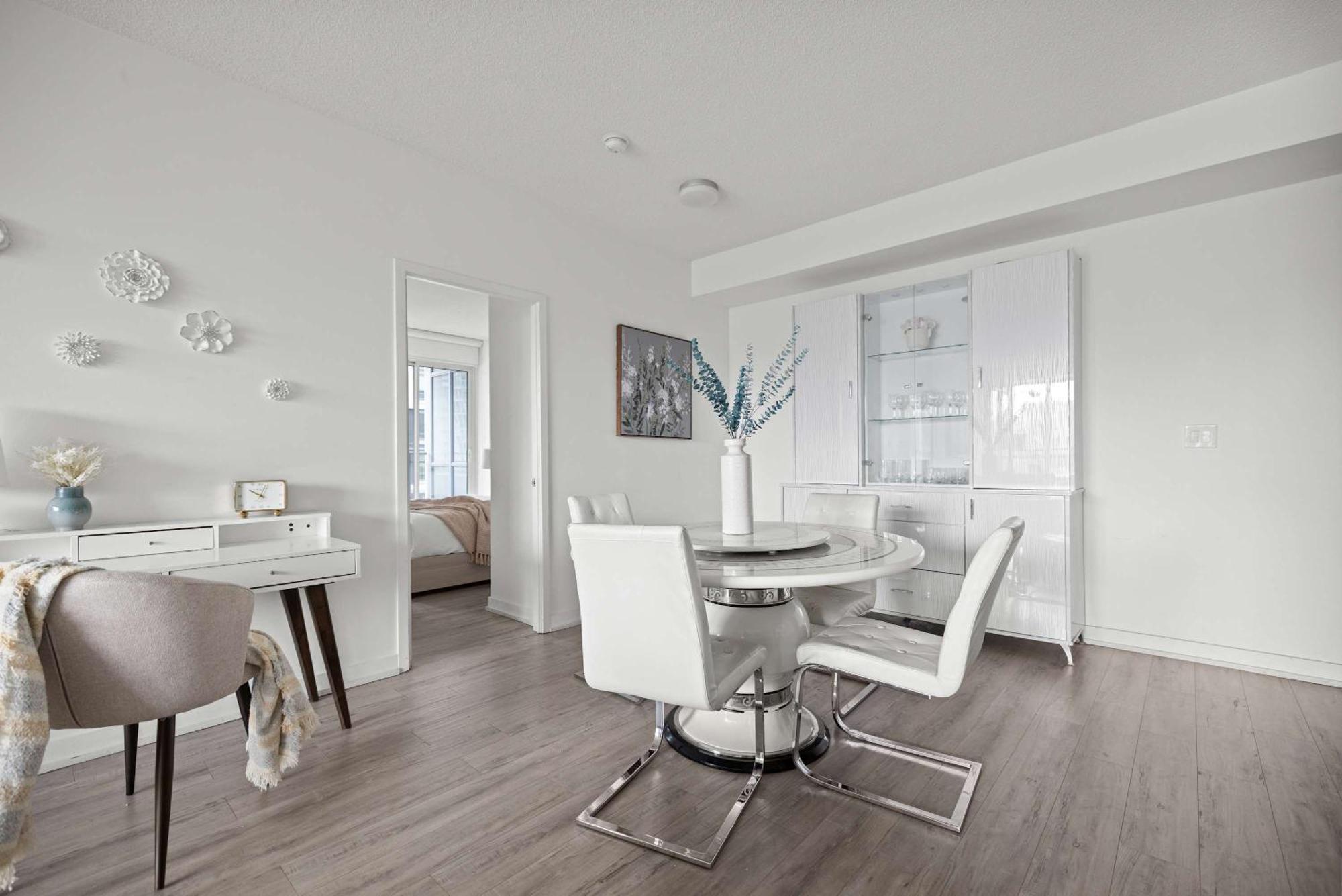 Elegant 3br W Parking In Apartment Toronto
