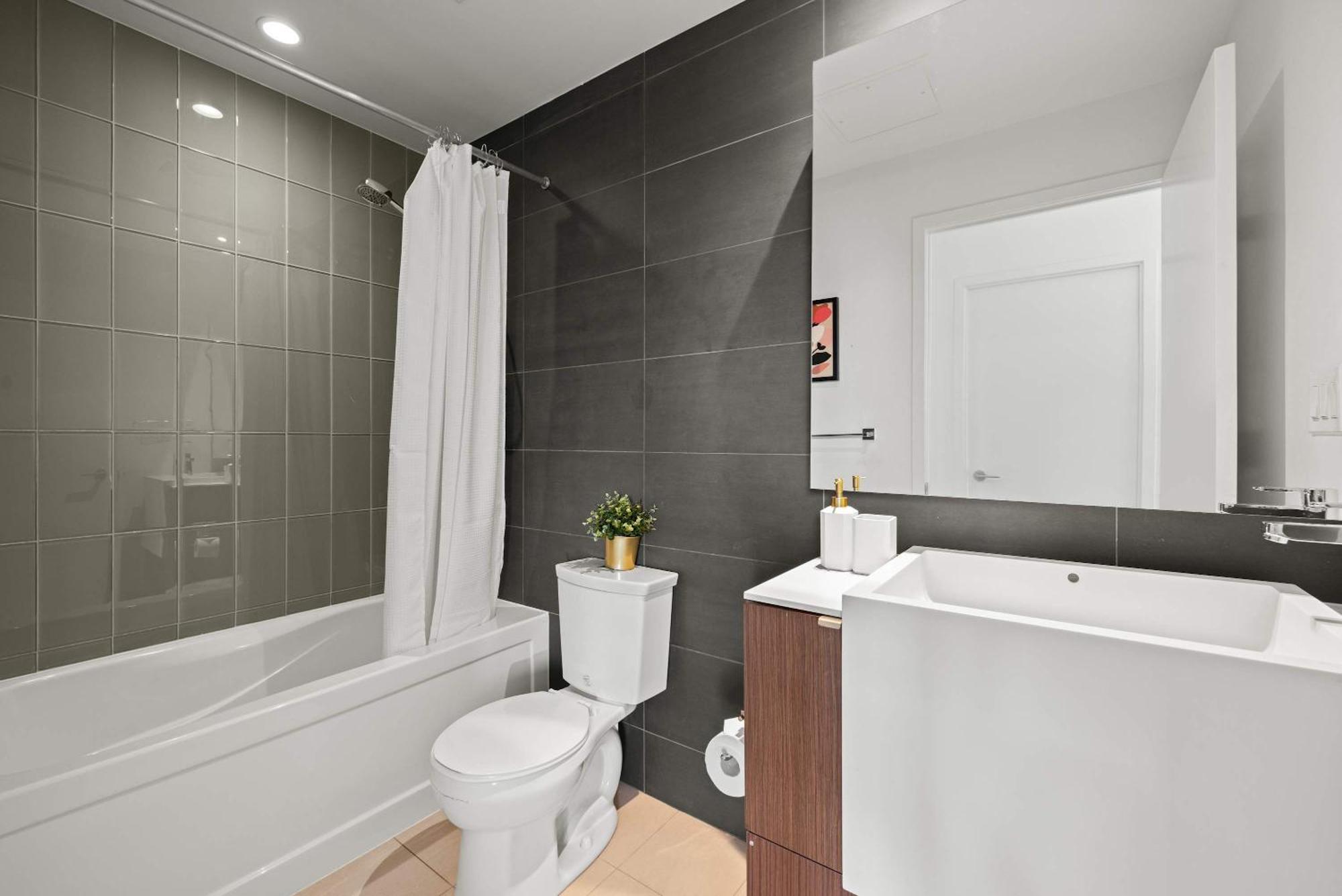 Elegant 3br W Parking In Toronto