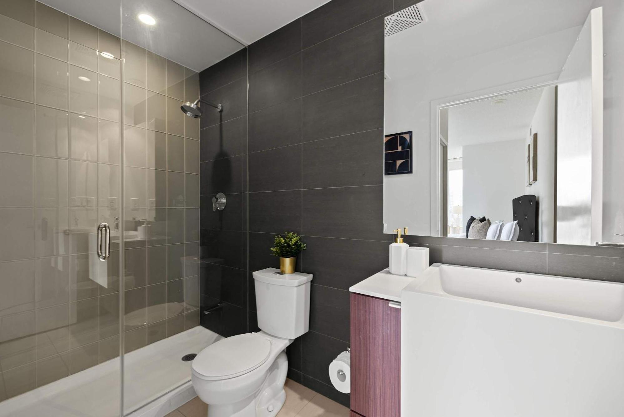 Elegant 3br W Parking In