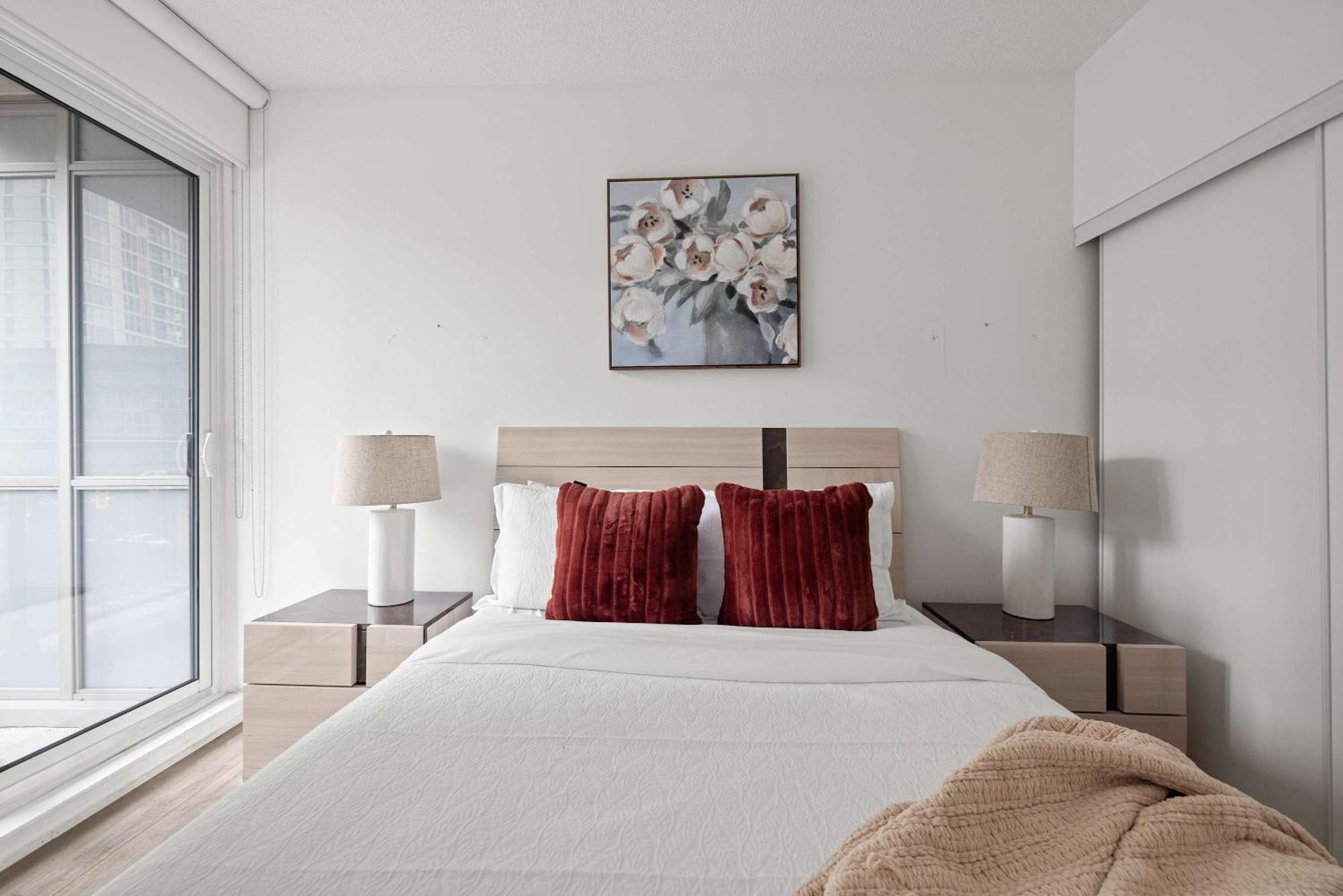Elegant 3br W Parking In Apartment Toronto