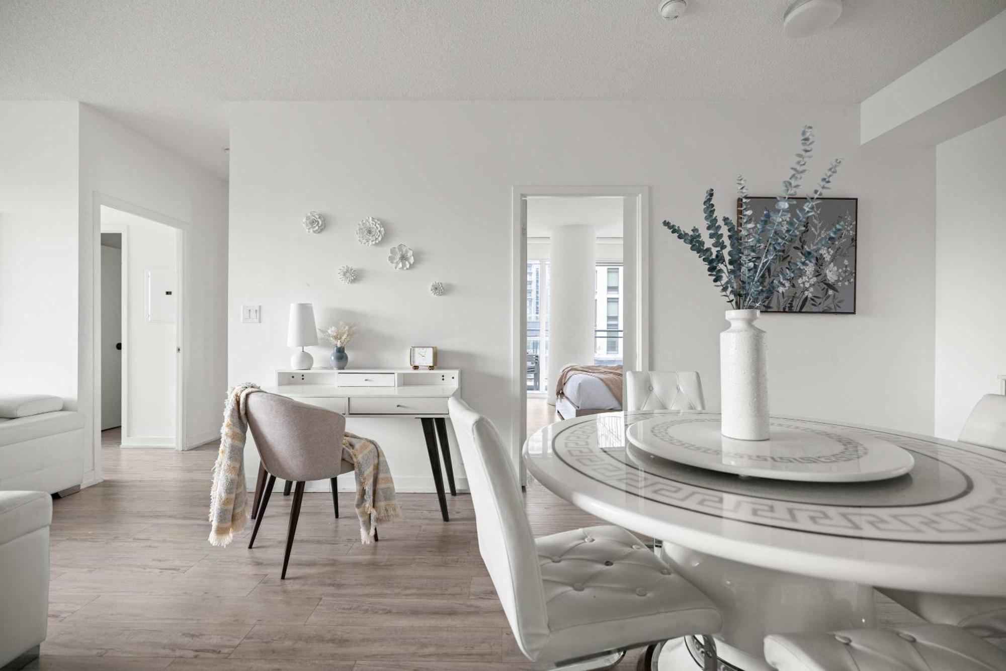 Elegant 3br W Parking In Toronto