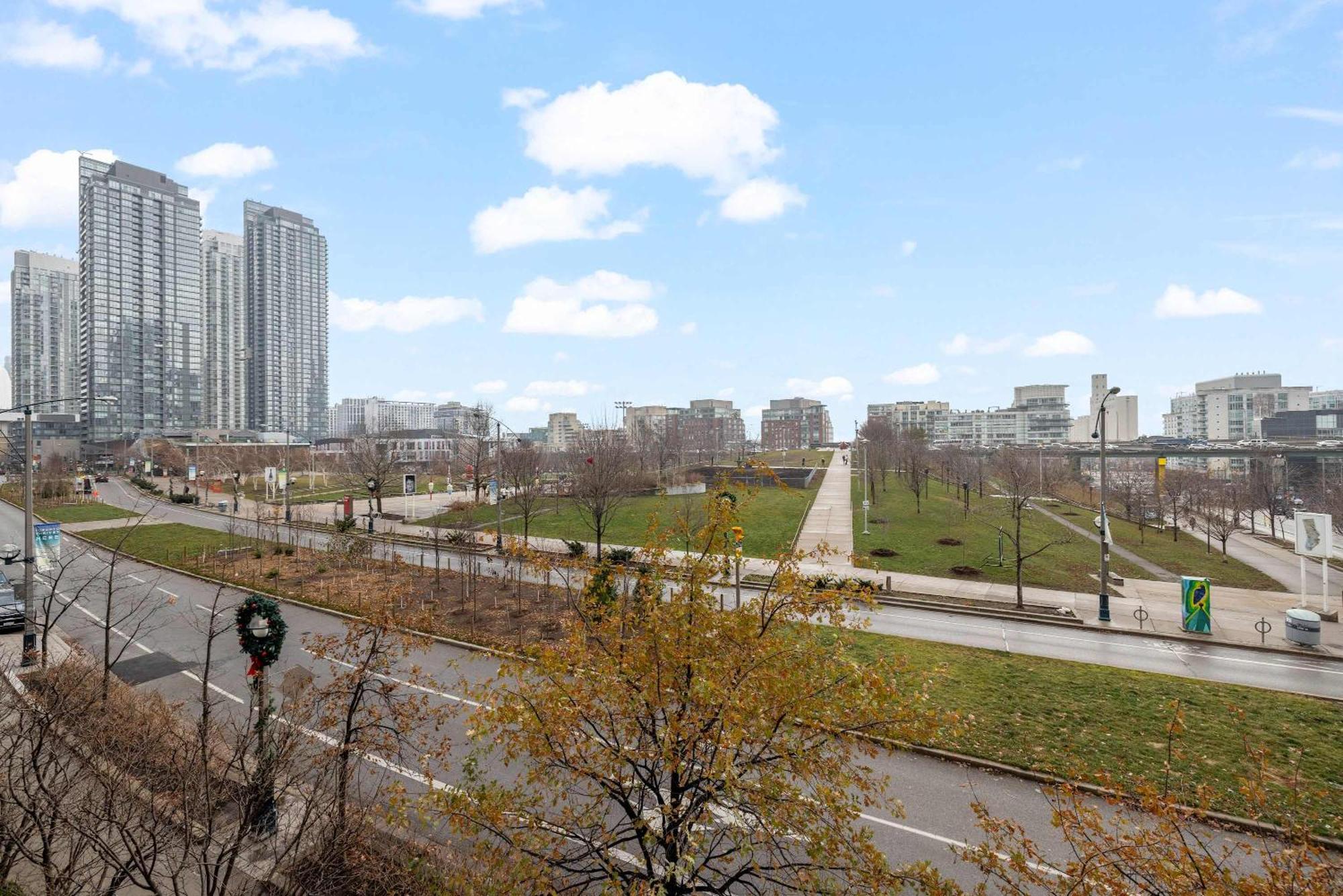 Elegant 3br W Parking In Apartment