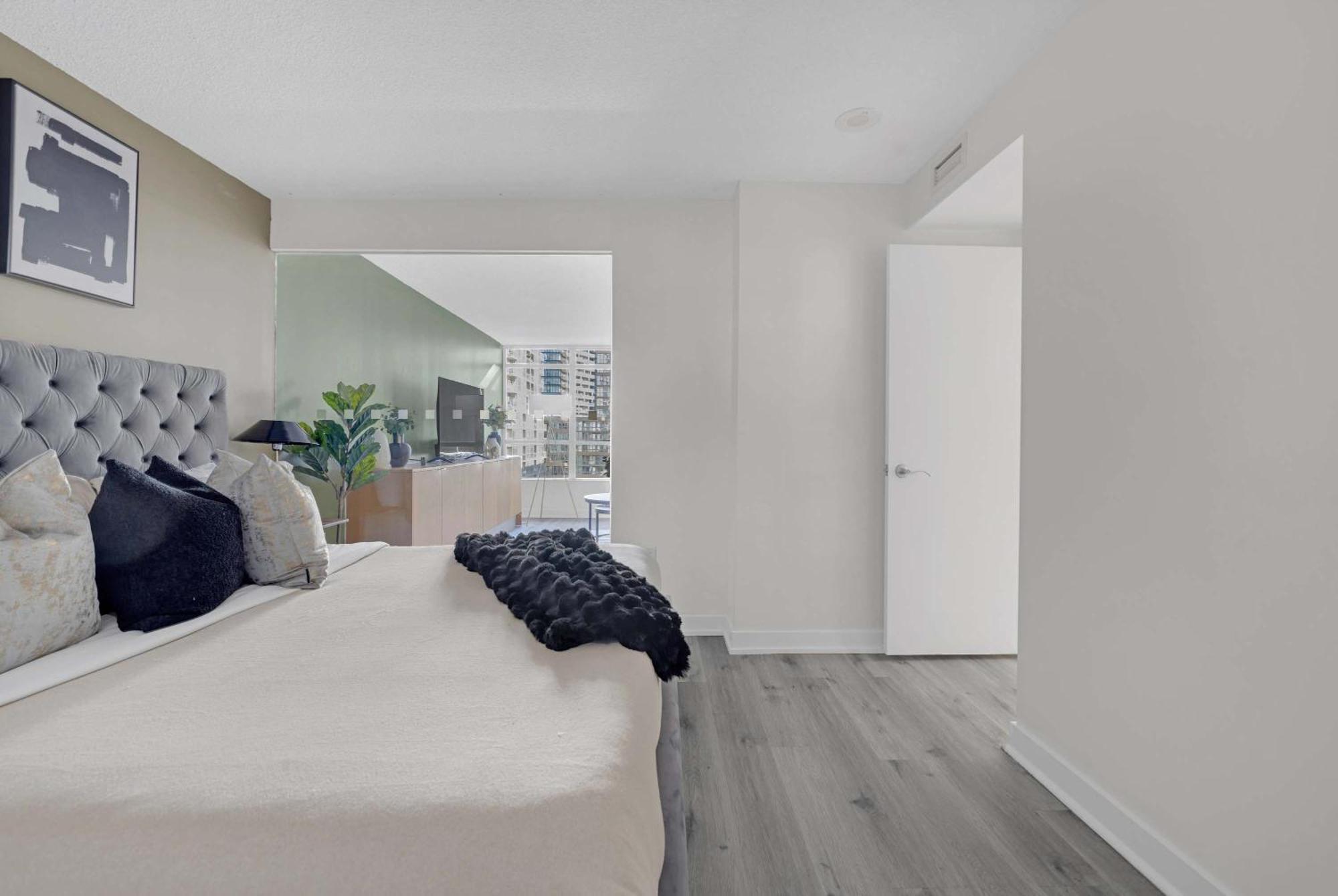 Stylish 3br Downtown Living W Parking Apartment Toronto