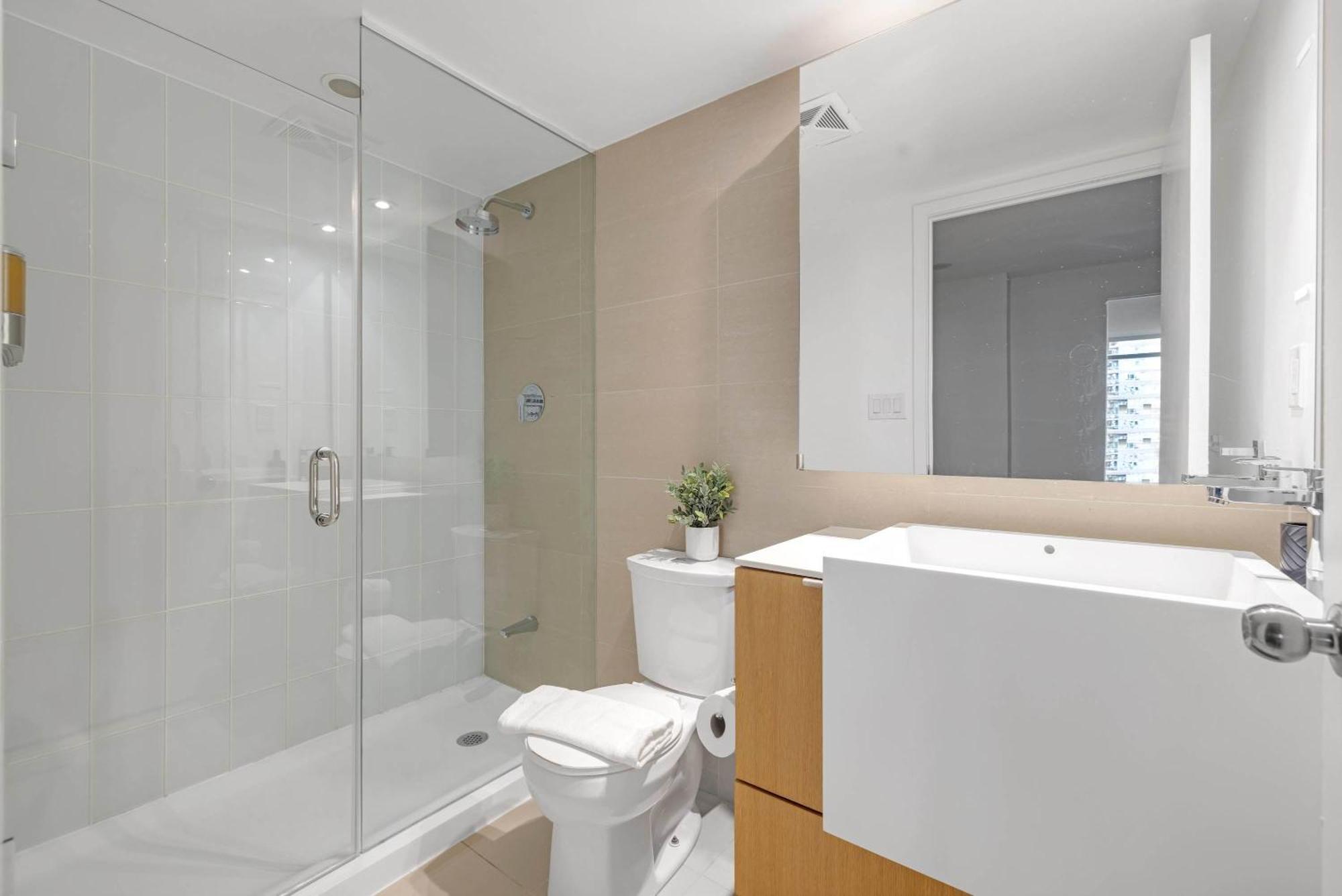 Stylish 3br Downtown Living W Parking Toronto