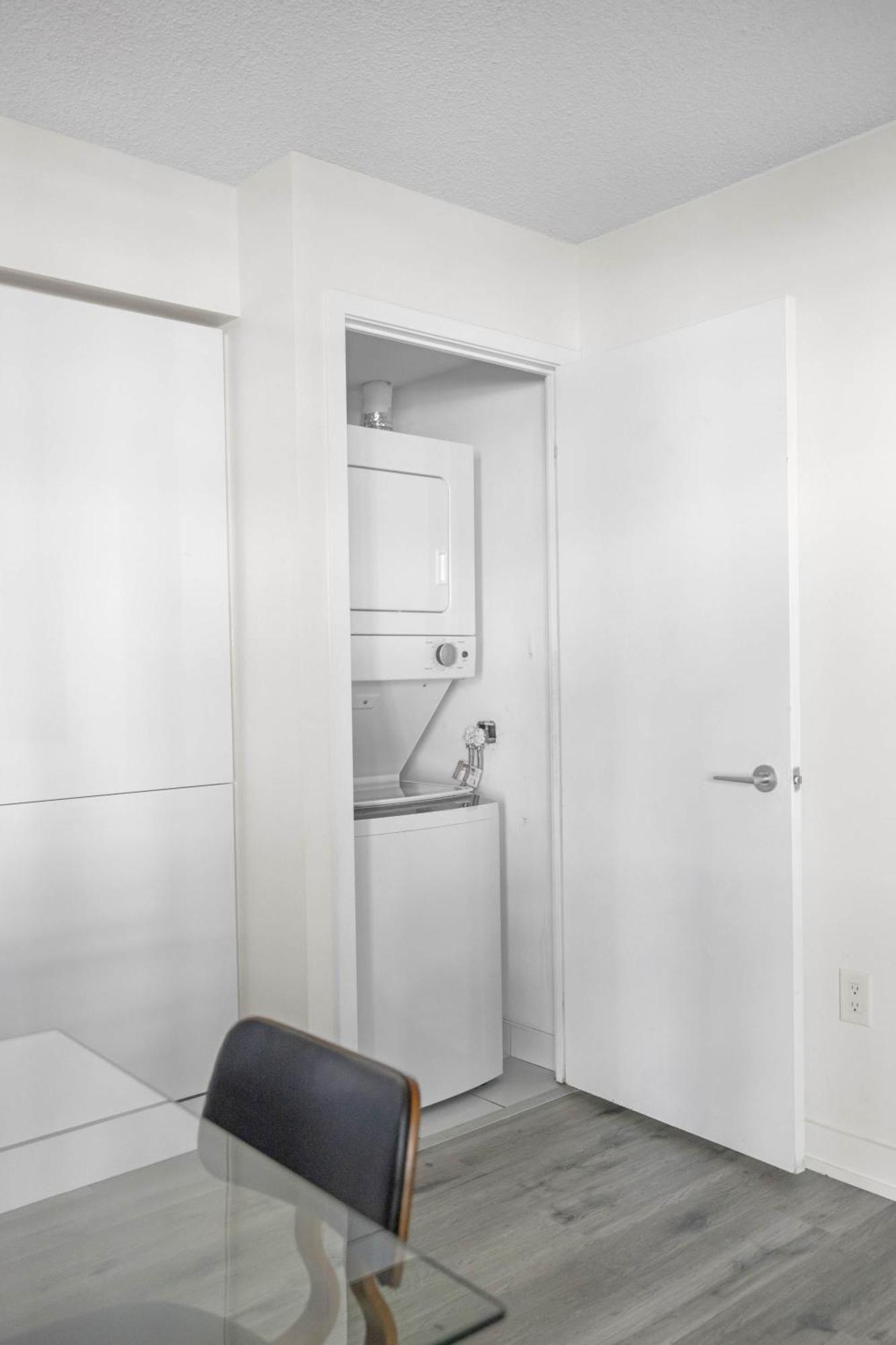Stylish 3br Downtown Living W Parking * Toronto