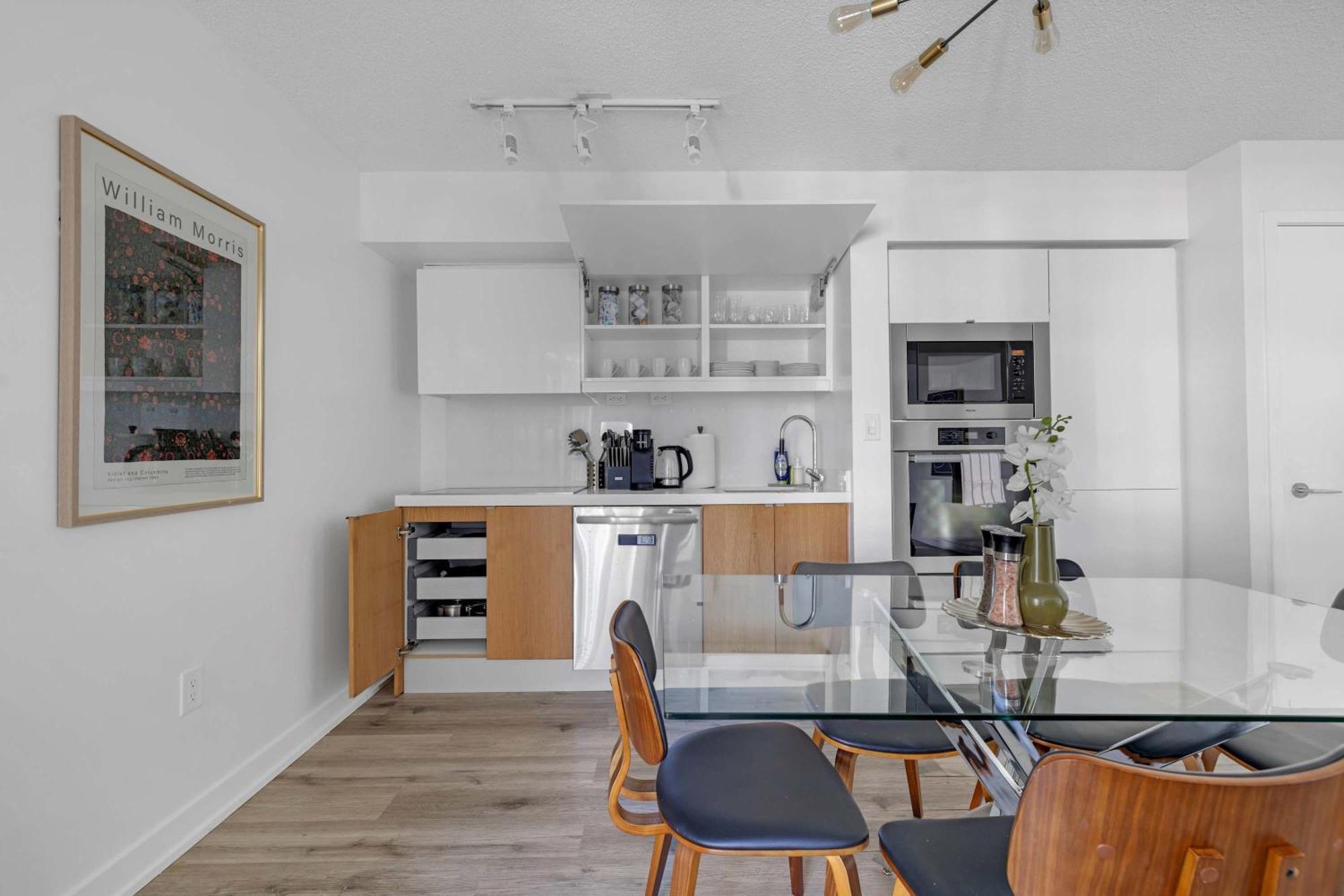 Stylish 3br Downtown Living W Parking Toronto