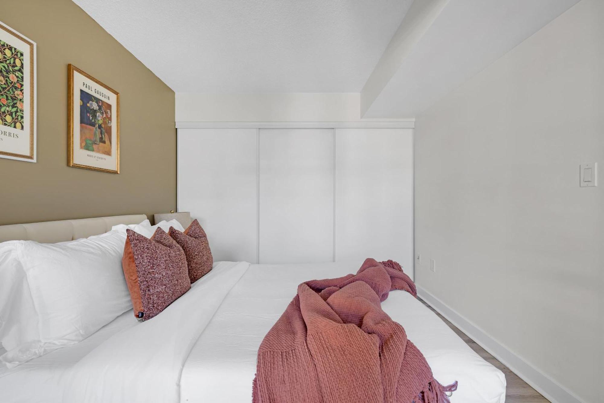 Stylish 3br Downtown Living W Parking Apartment