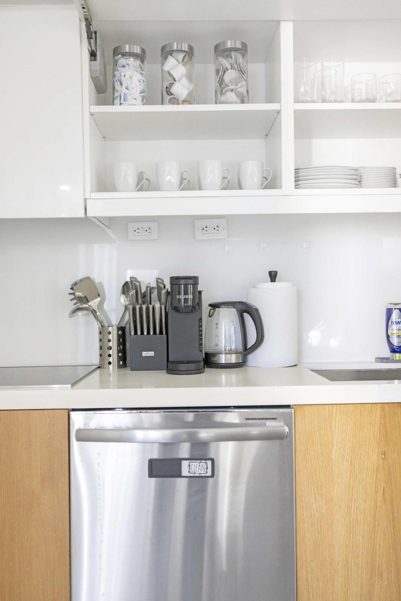 Stylish 3br Downtown Living W Parking Apartment *