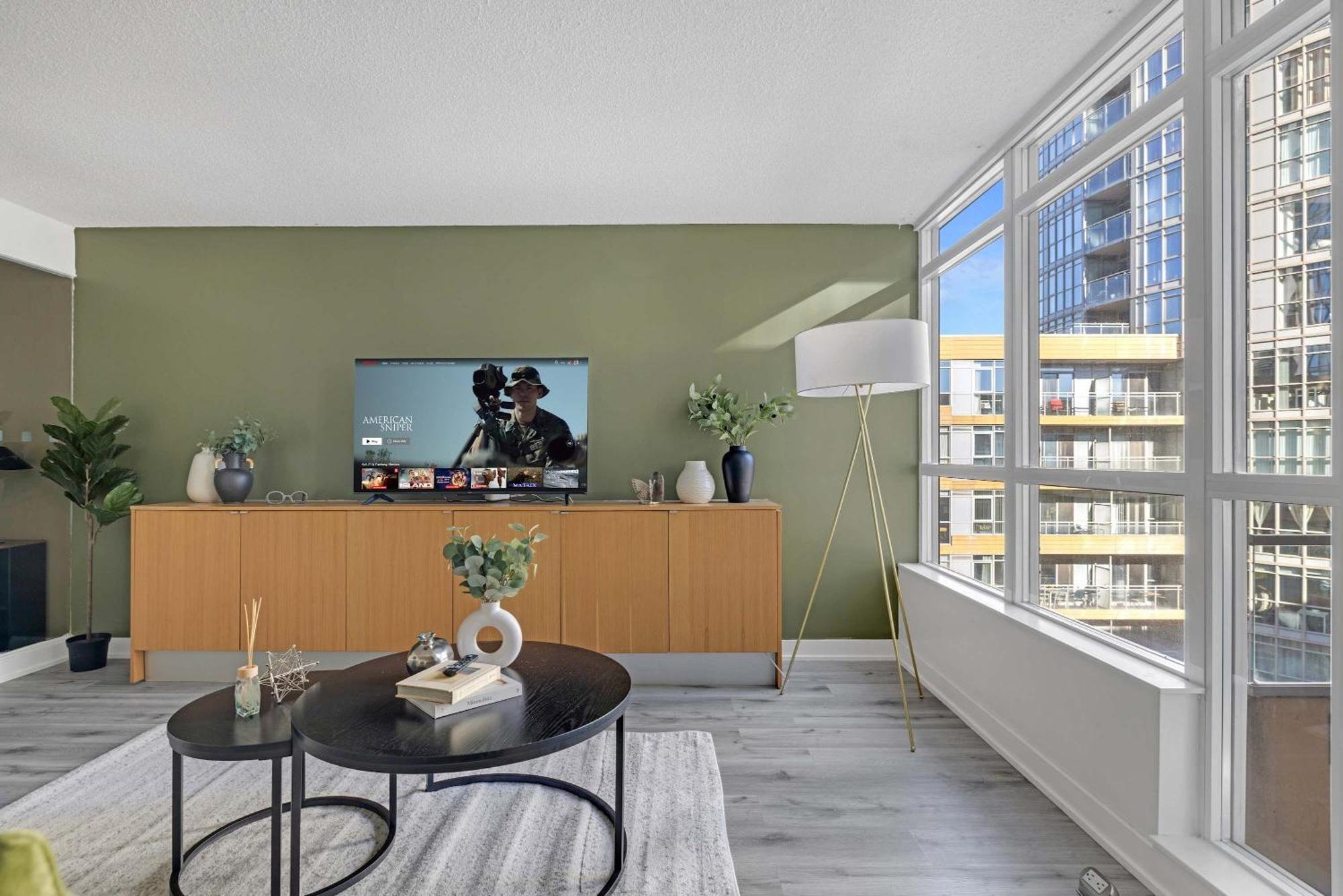 Stylish 3br Downtown Living W Parking Apartment