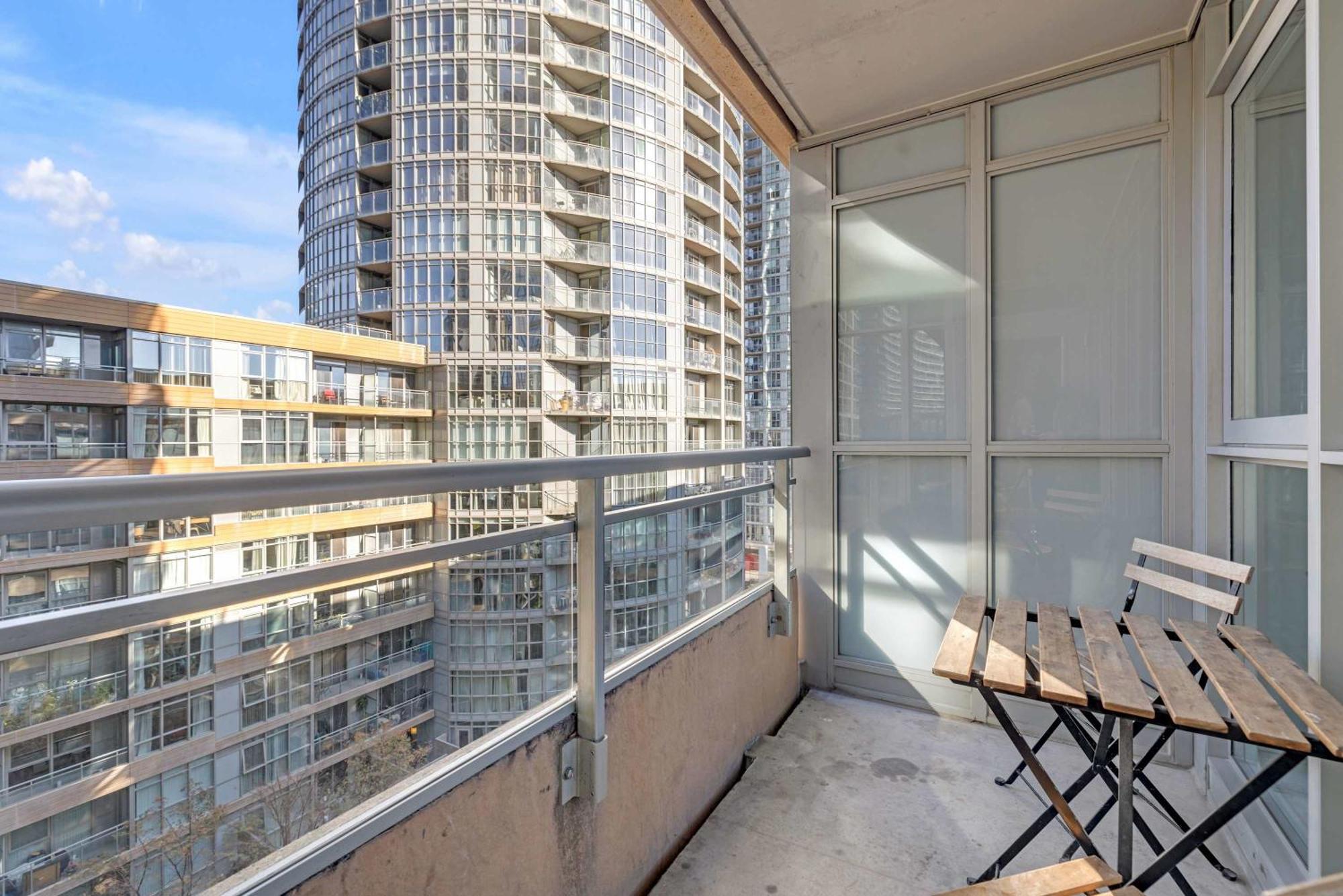 Stylish 3br Downtown Living W Parking Apartment *