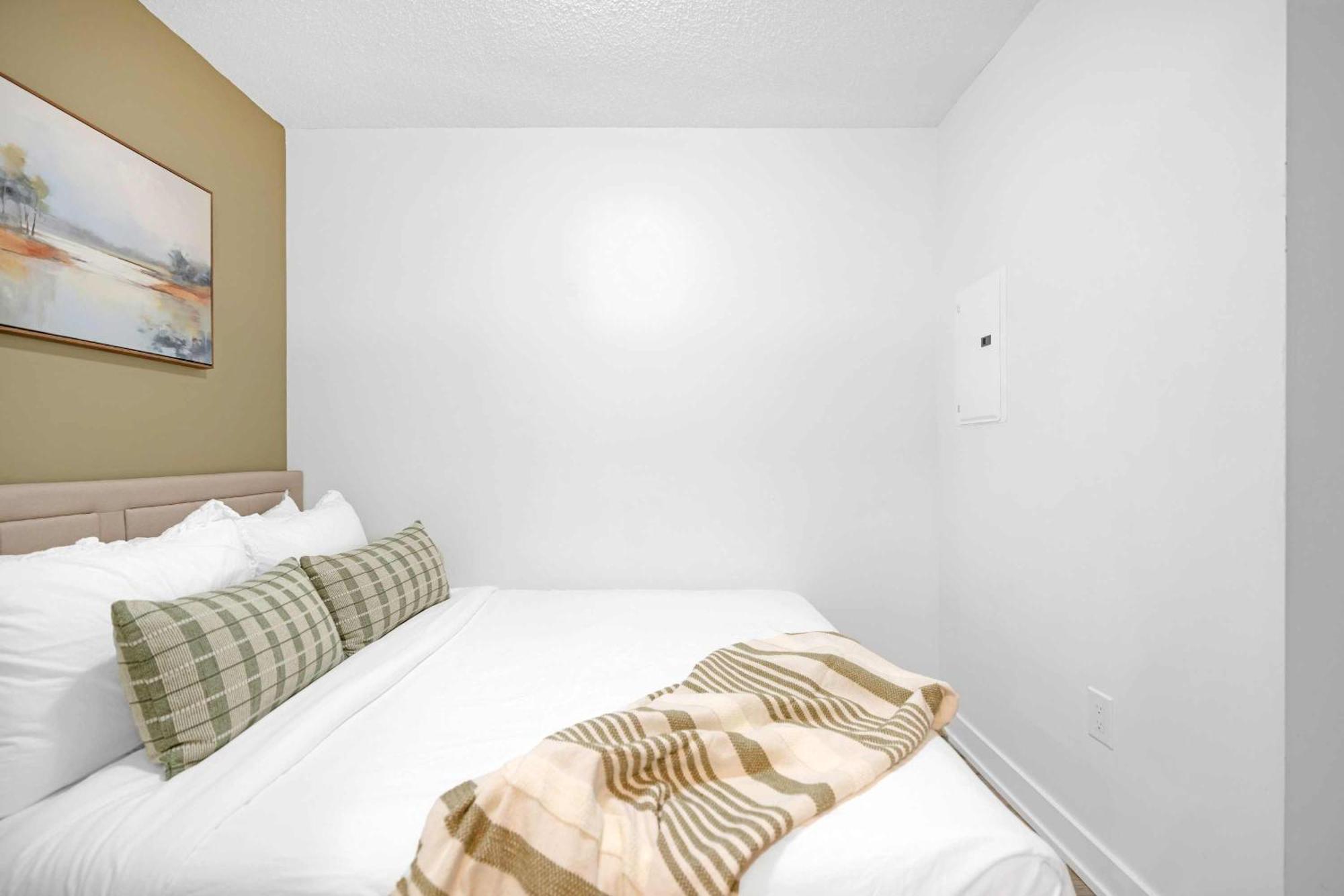 Stylish 3br Downtown Living W Parking Apartment