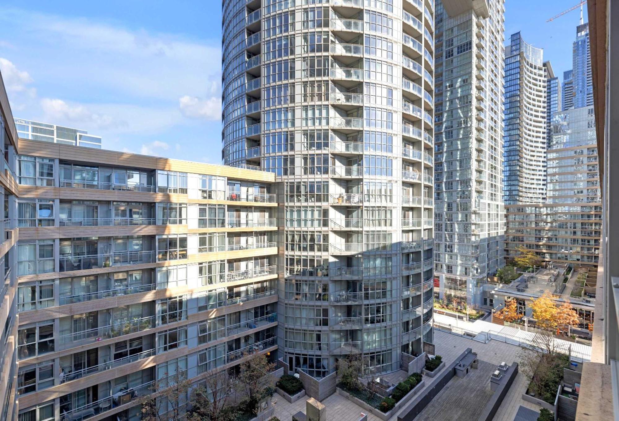 Stylish 3br Downtown Living W Parking Apartment