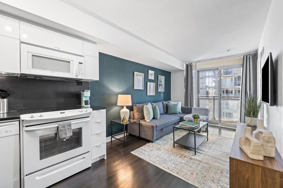 Sun-filled Downtown By Toronto's Sports Hub Apartment *