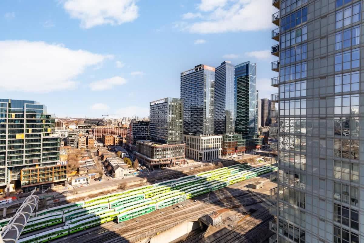 Sun-filled Downtown By Toronto's Sports Hub Apartment *