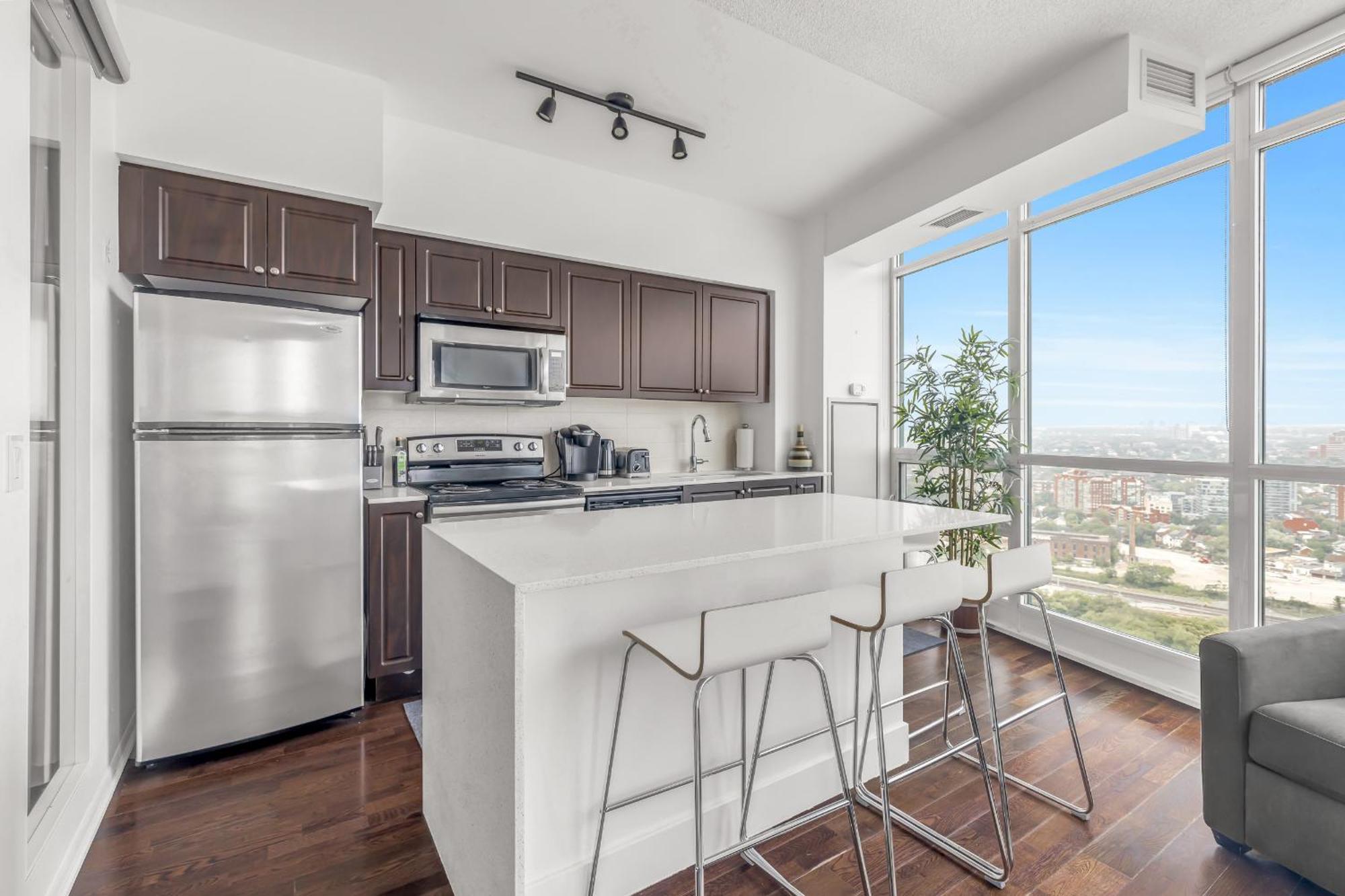 2 Bedroom W/ Amazing Views & Parking