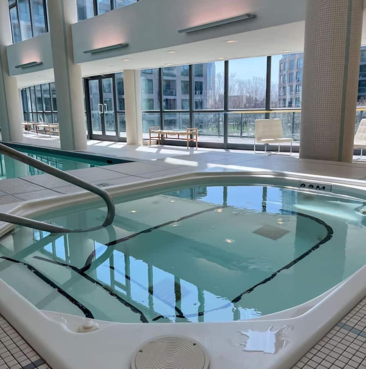 Apartment 2 Bedroom W/ Amazing Views & Parking