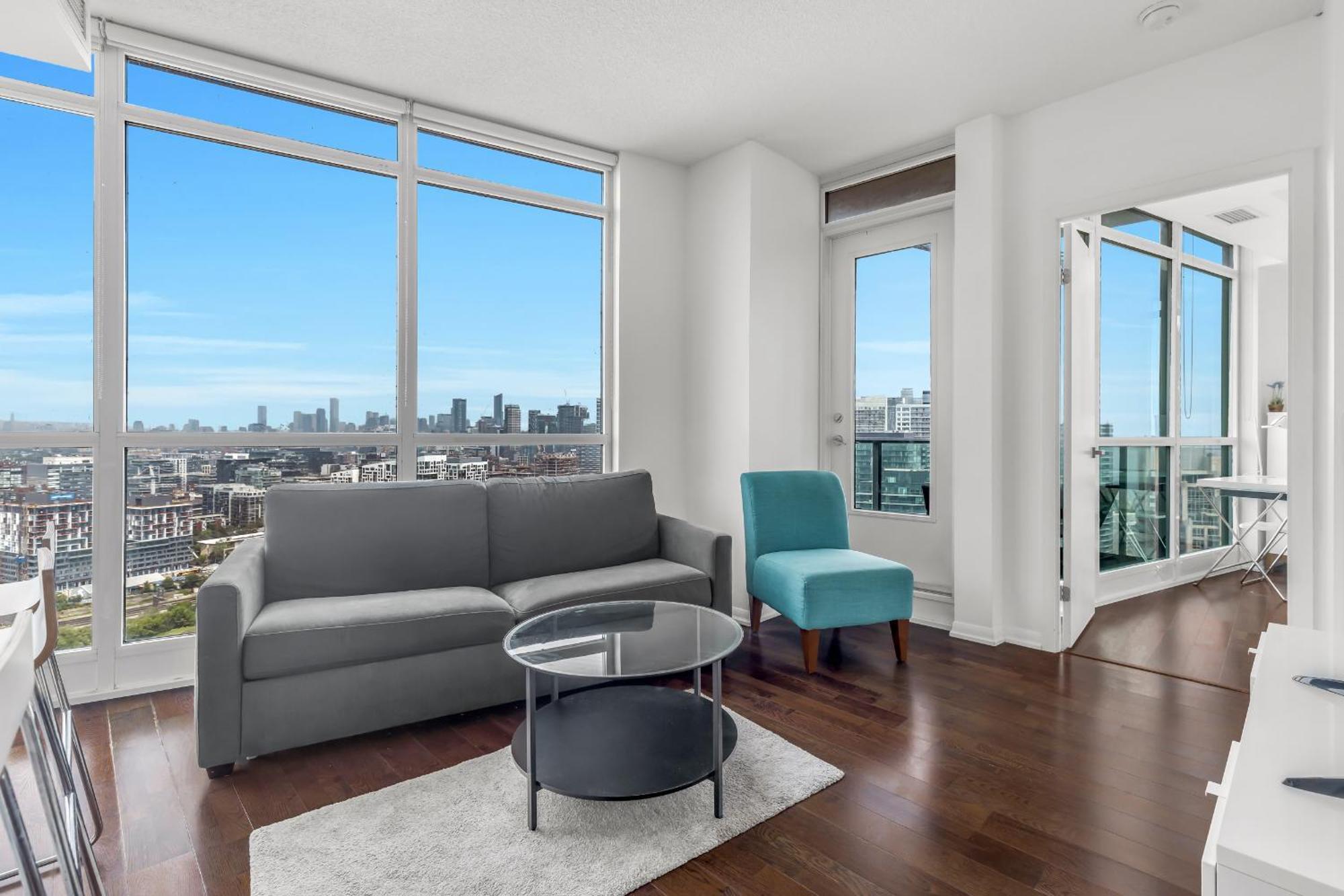 Apartment 2 Bedroom W/ Amazing Views & Parking *