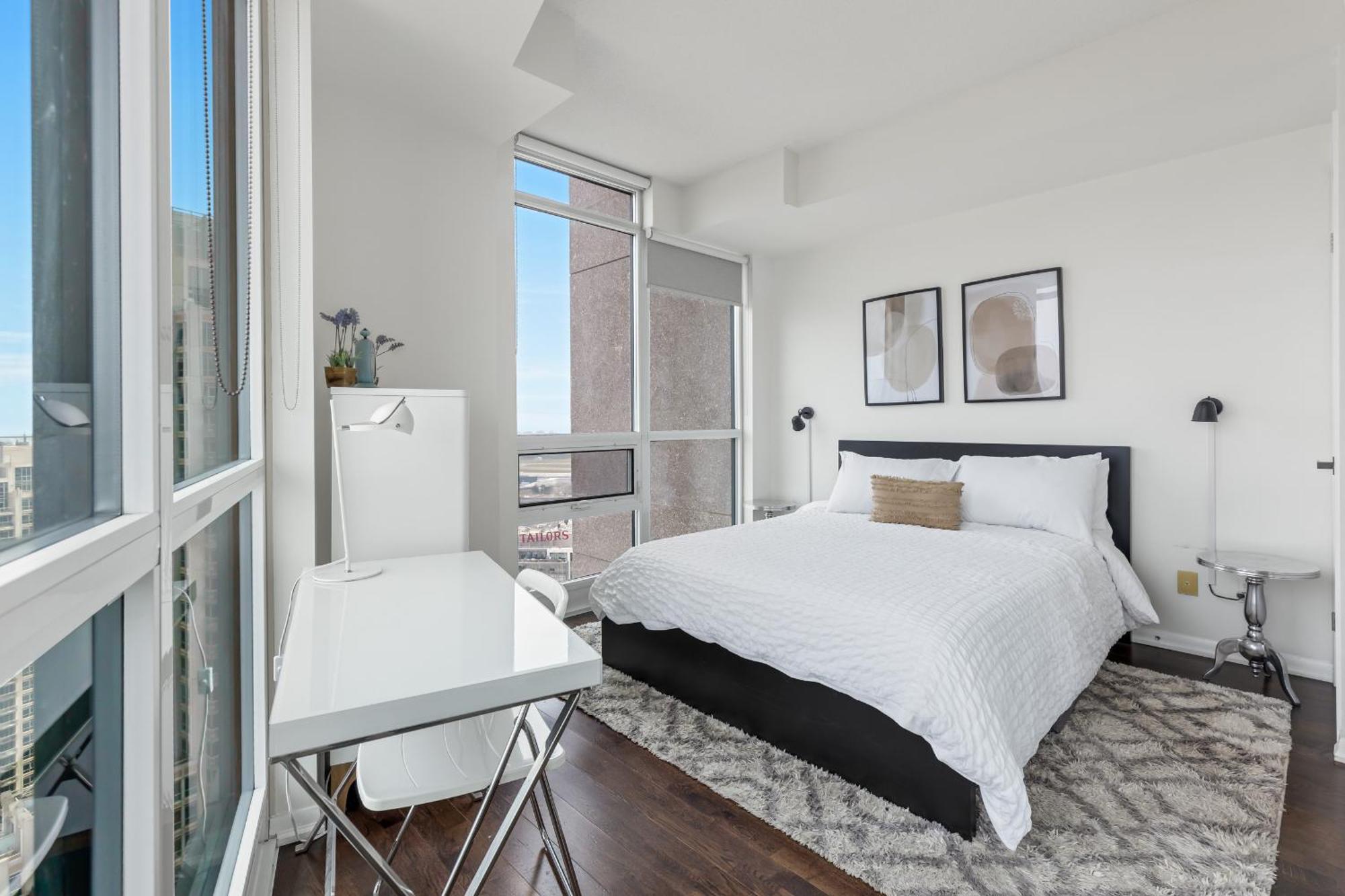 2 Bedroom W/ Amazing Views & Parking Apartment Toronto