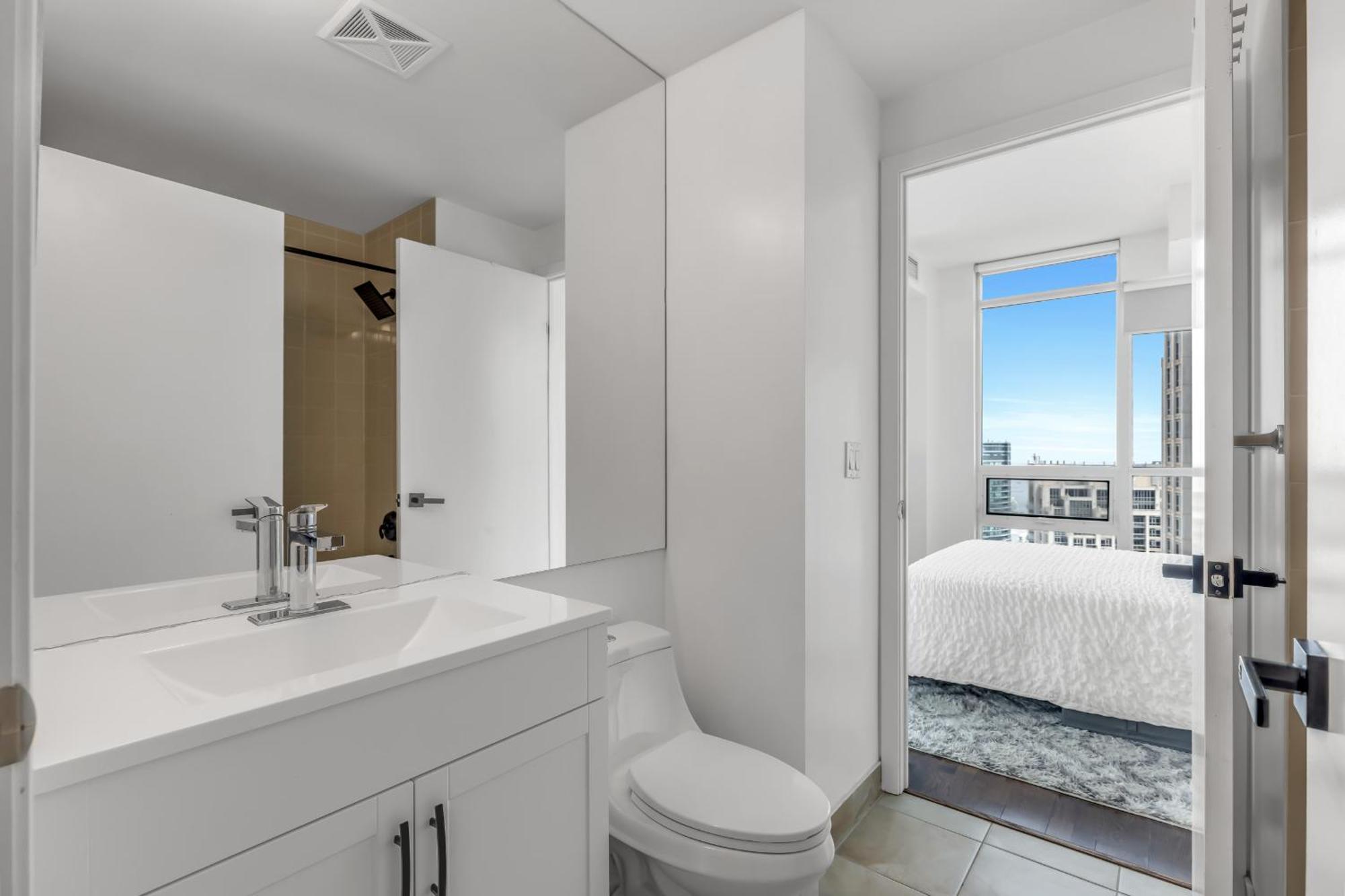 Apartment 2 Bedroom W/ Amazing Views & Parking Toronto