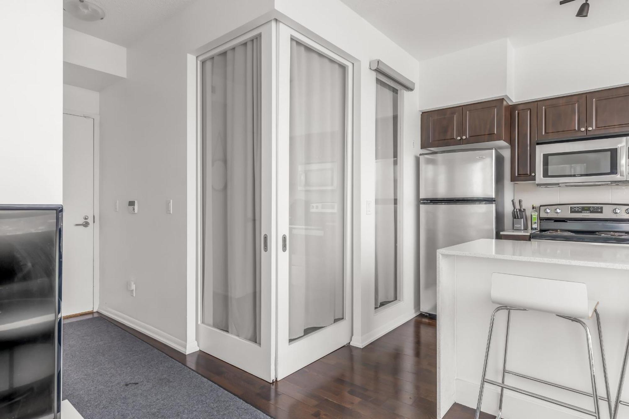 2 Bedroom W/ Amazing Views & Parking *