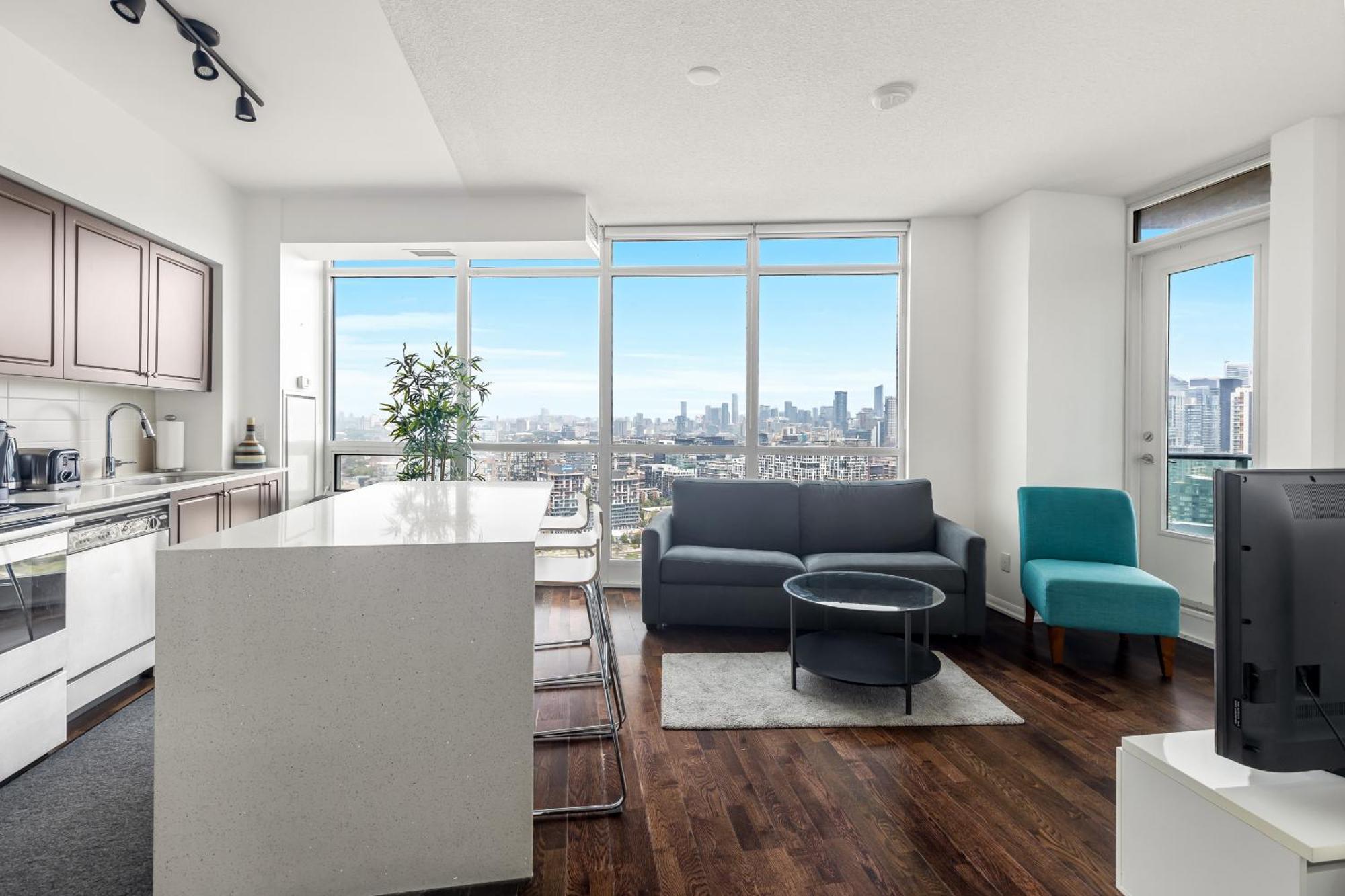 2 Bedroom W/ Amazing Views & Parking Toronto