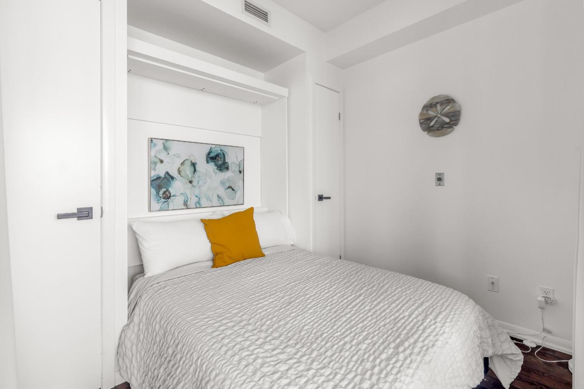 2 Bedroom W/ Amazing Views & Parking * Toronto