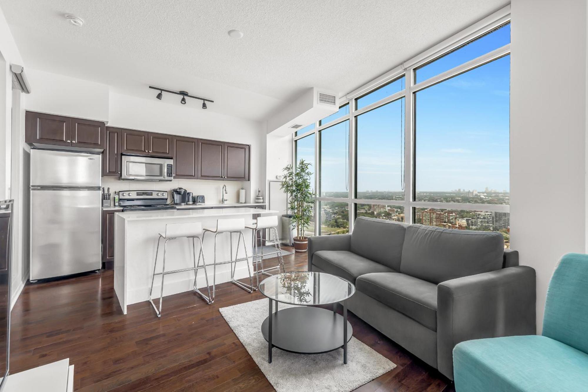 2 Bedroom W/ Amazing Views & Parking