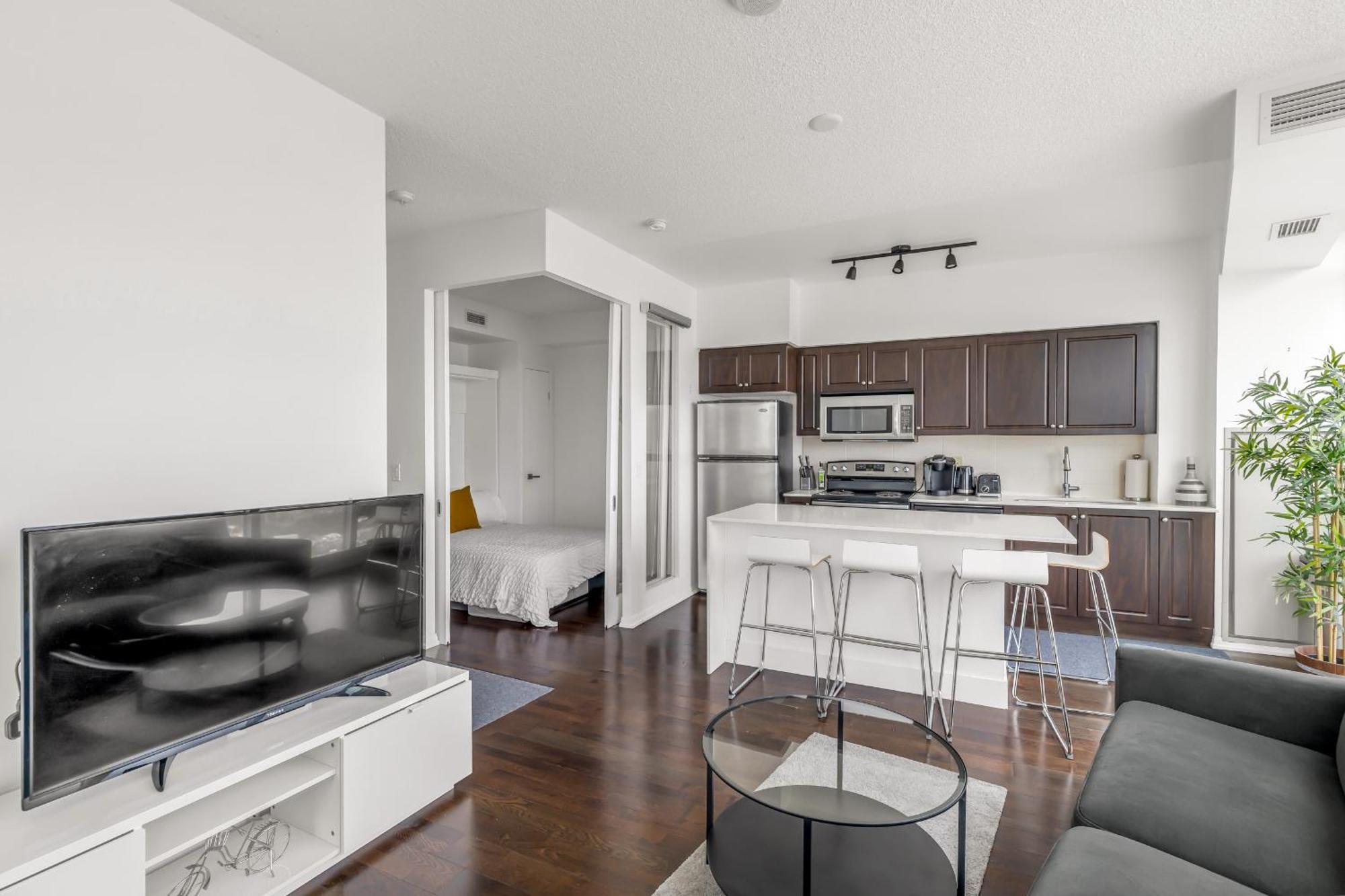 2 Bedroom W/ Amazing Views & Parking Apartment
