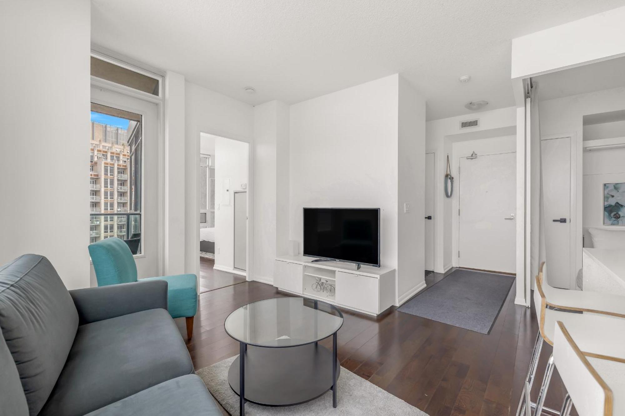 Apartment 2 Bedroom W/ Amazing Views & Parking