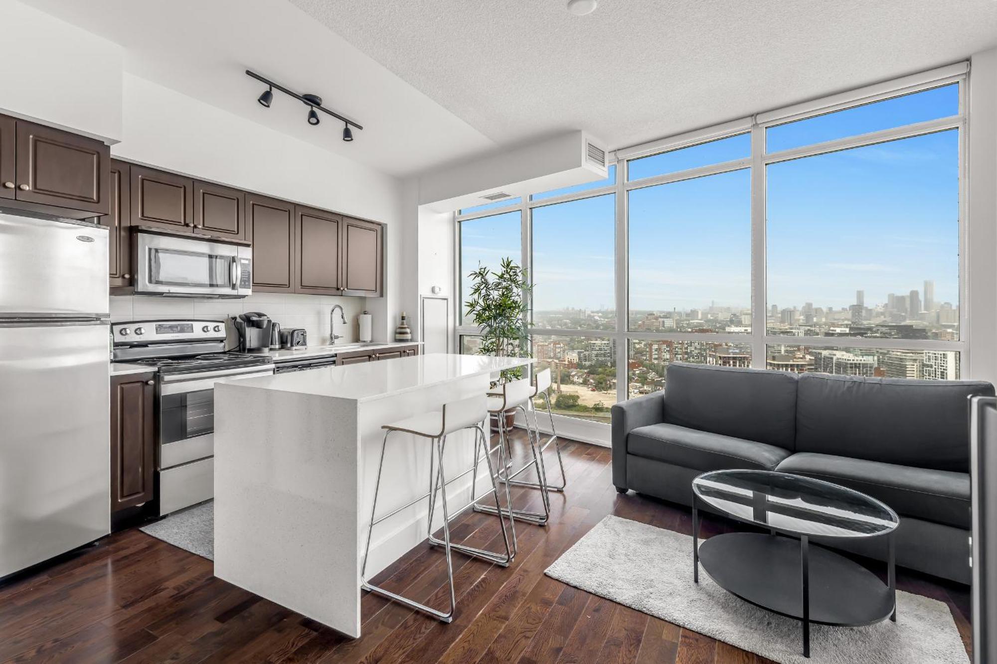Apartment 2 Bedroom W/ Amazing Views & Parking *