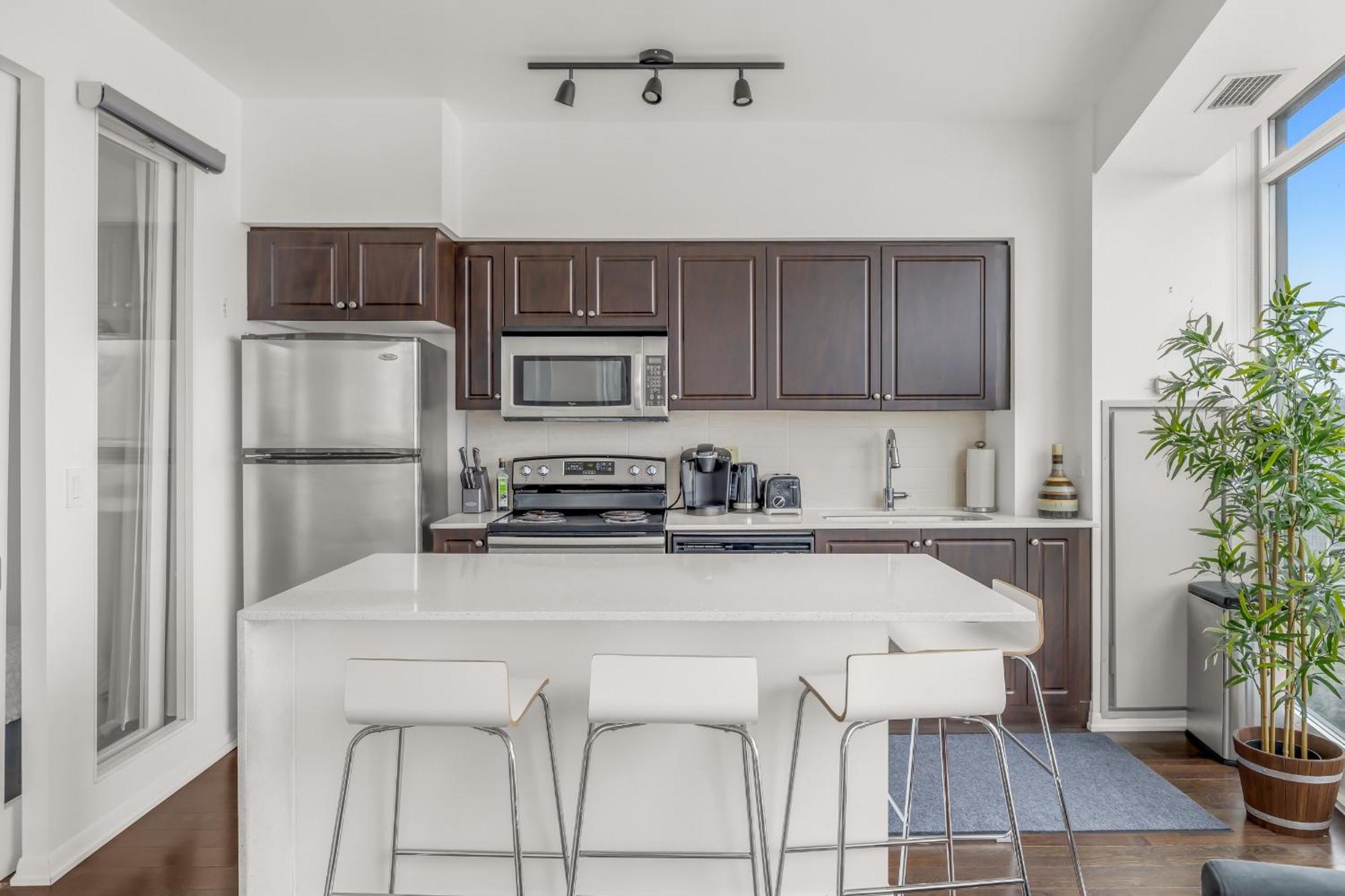 2 Bedroom W/ Amazing Views & Parking Apartment Toronto