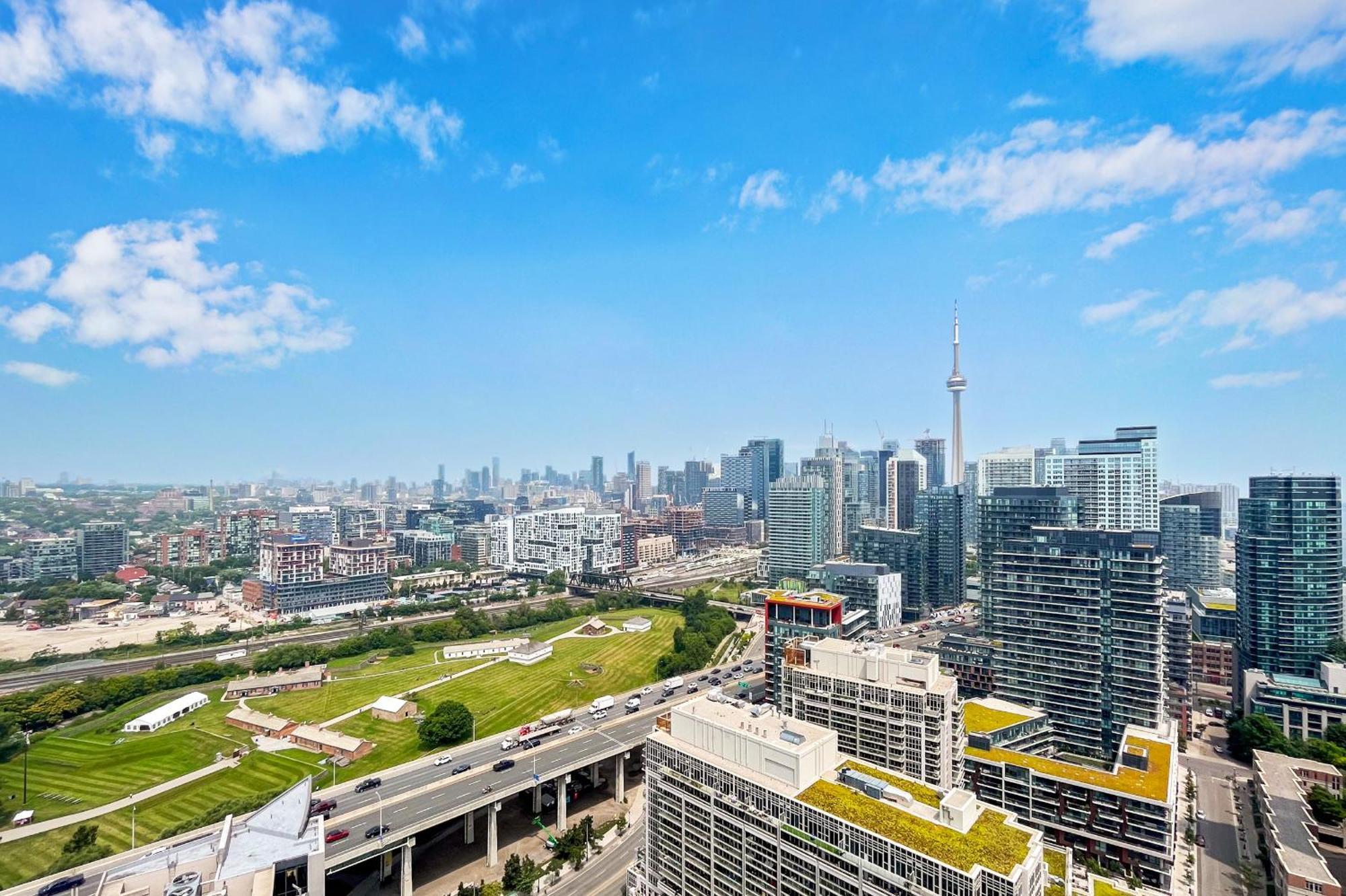 Apartment 2 Bedroom W/ Amazing Views & Parking Toronto