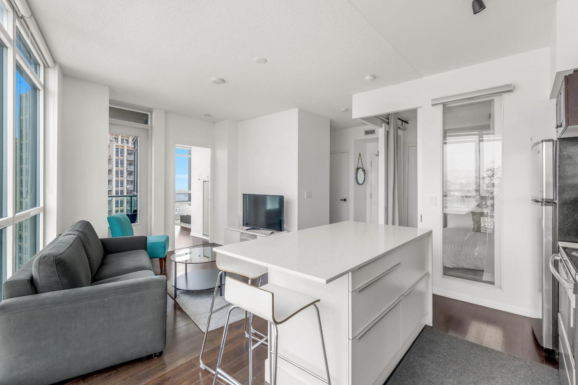2 Bedroom W/ Amazing Views & Parking *