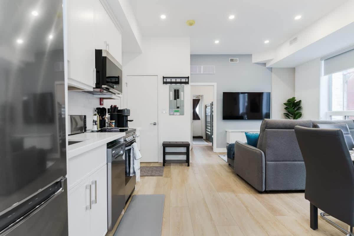 Luxury W Patio Prime Location Toronto