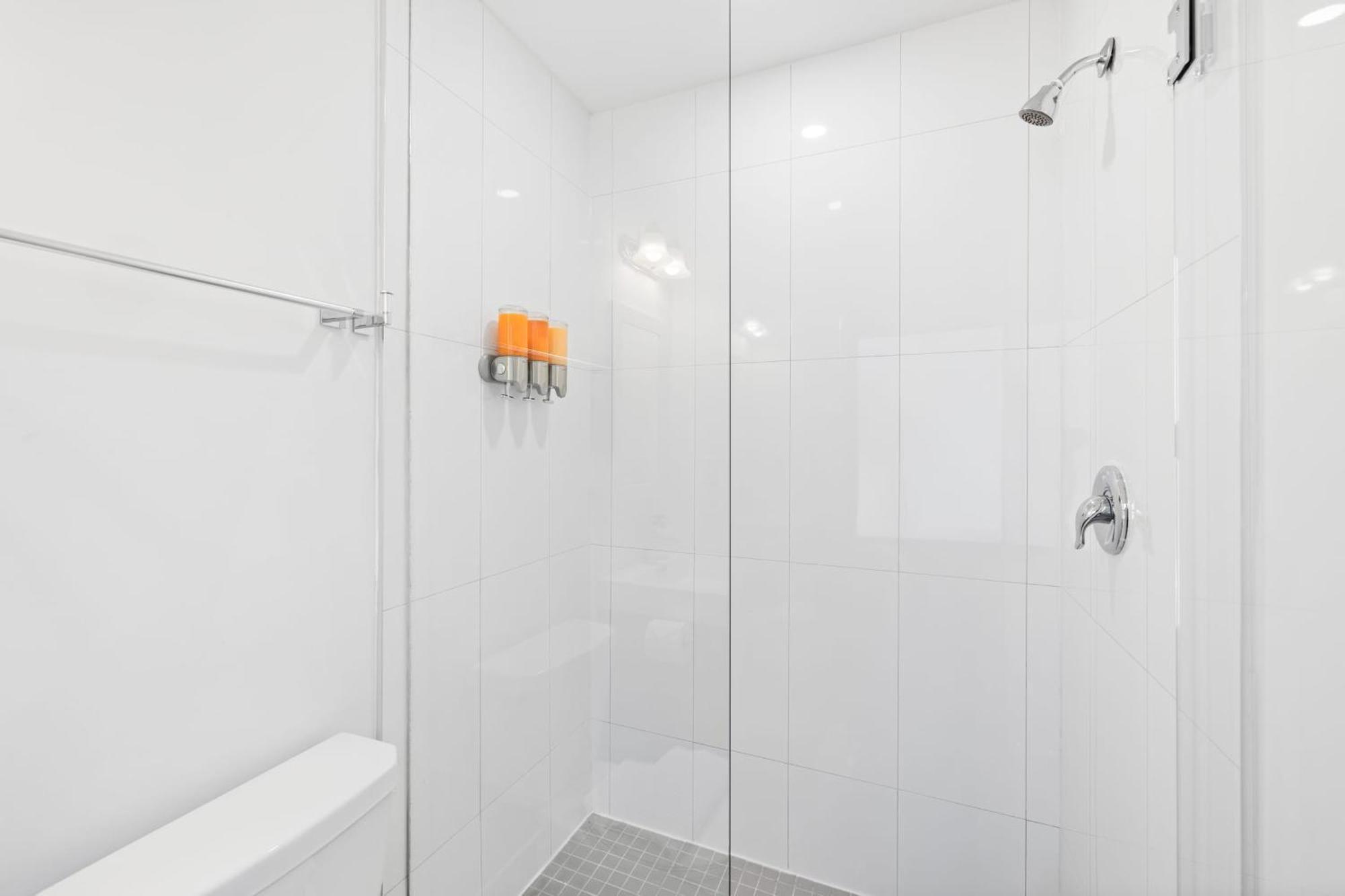 Luxury Laneway In Junction Triangle Parking Apartment