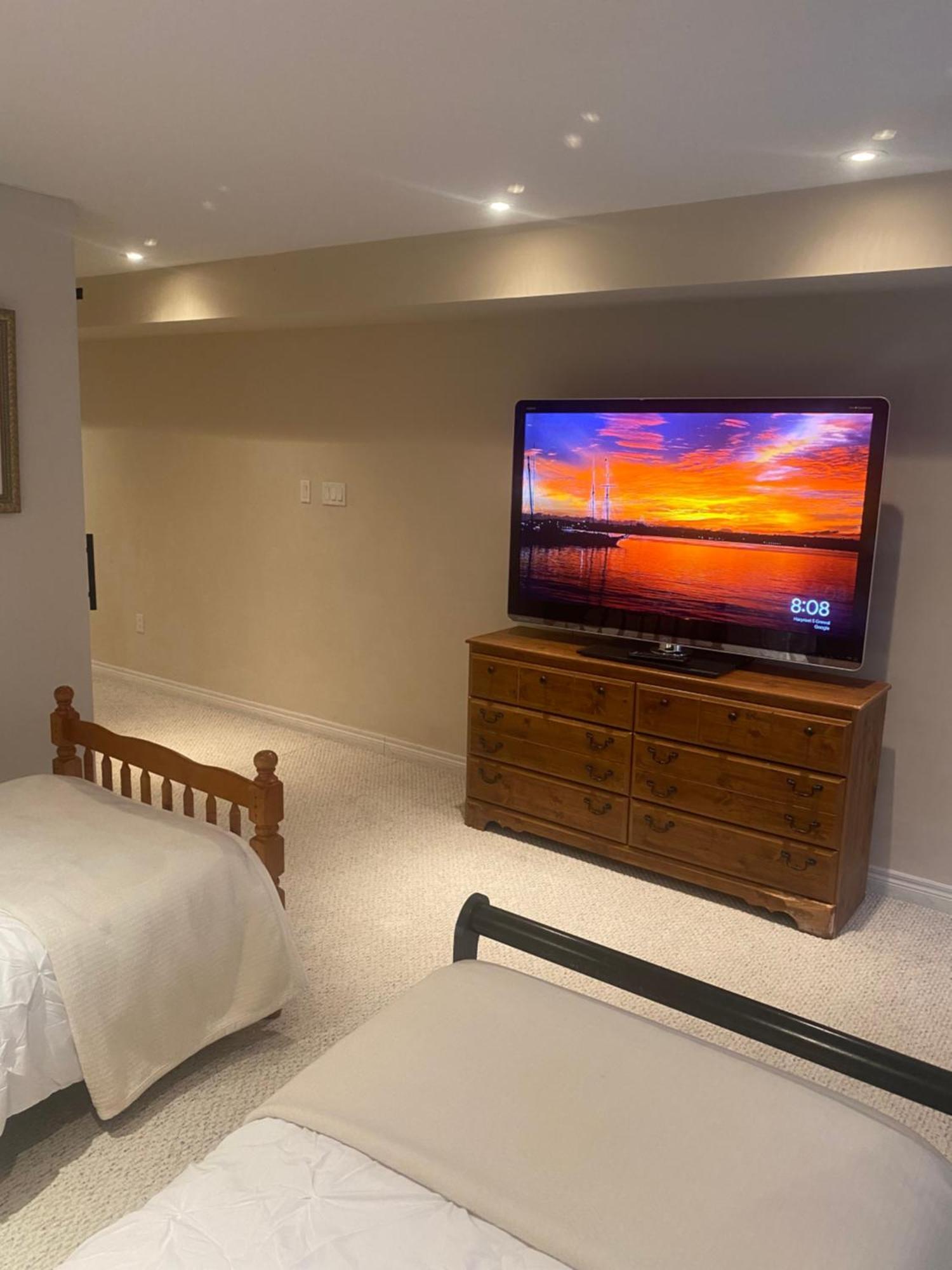 Downtown Woodbine Beaches Private Cozy *