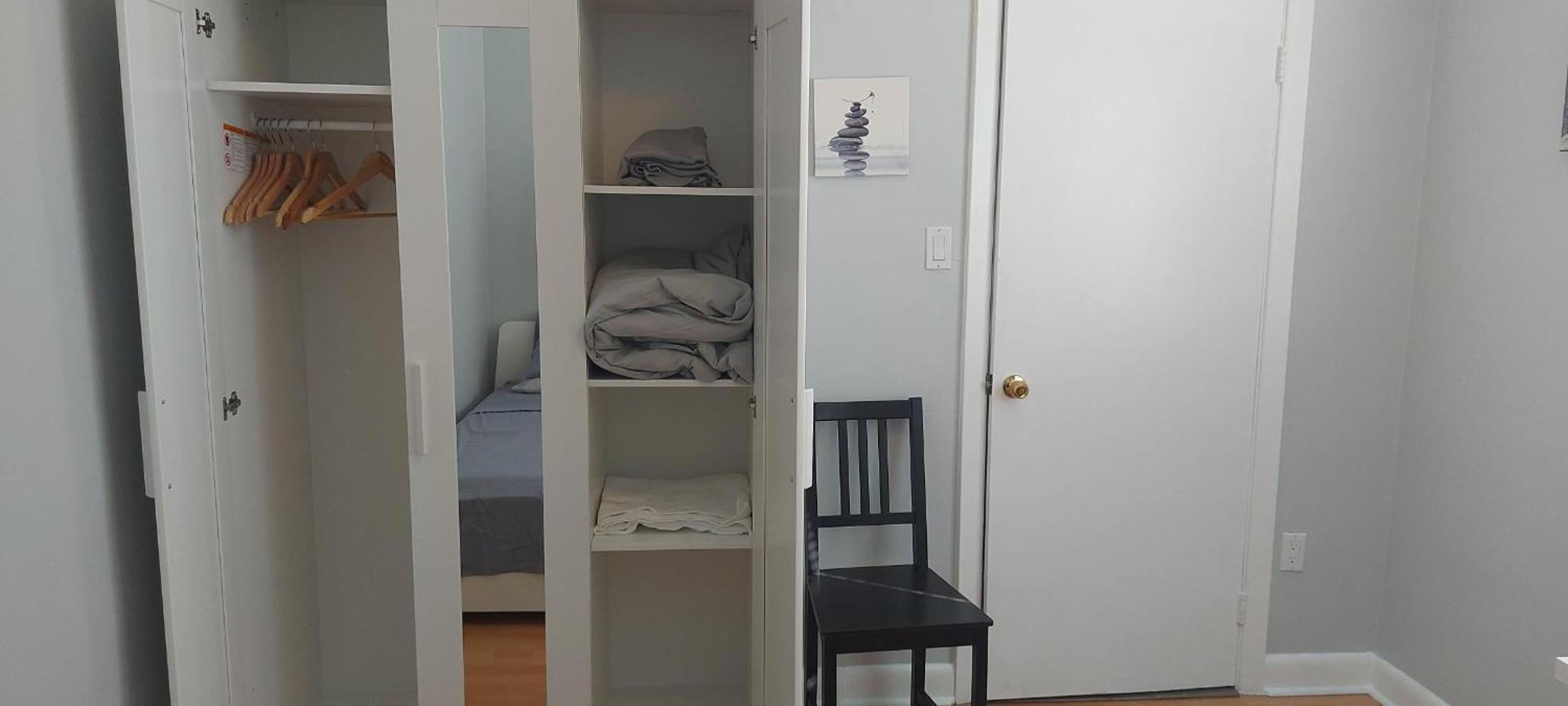 High Park Single With Personal Washroom And Kitchen Homestay