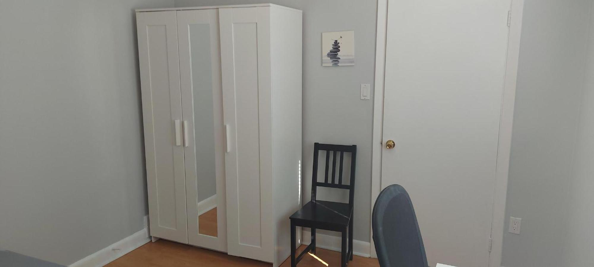 Homestay High Park Single With Personal Washroom And Kitchen