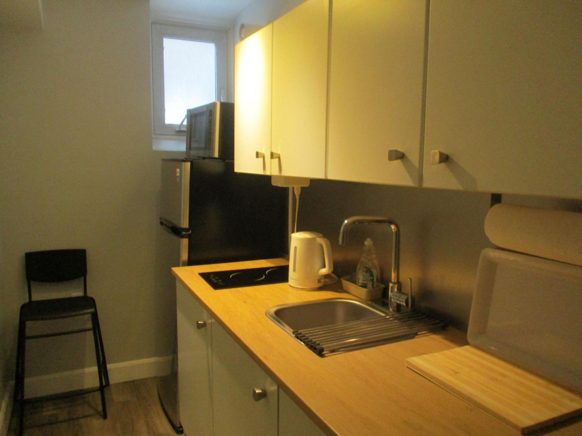 High Park Single With Personal Washroom And Kitchen *