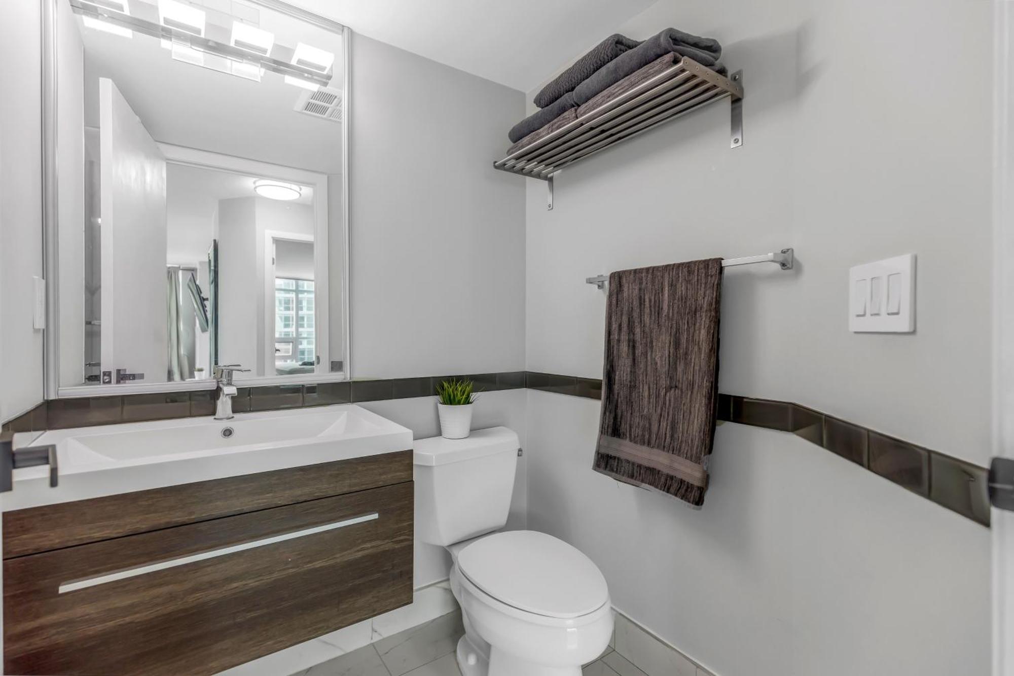 2 Bedroom With City Views With Free Parking And Pool Toronto